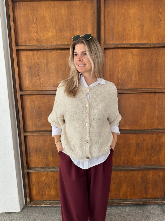 Strickjacke in Wollweiß mit goldene Knöpfe (Kurzarm)