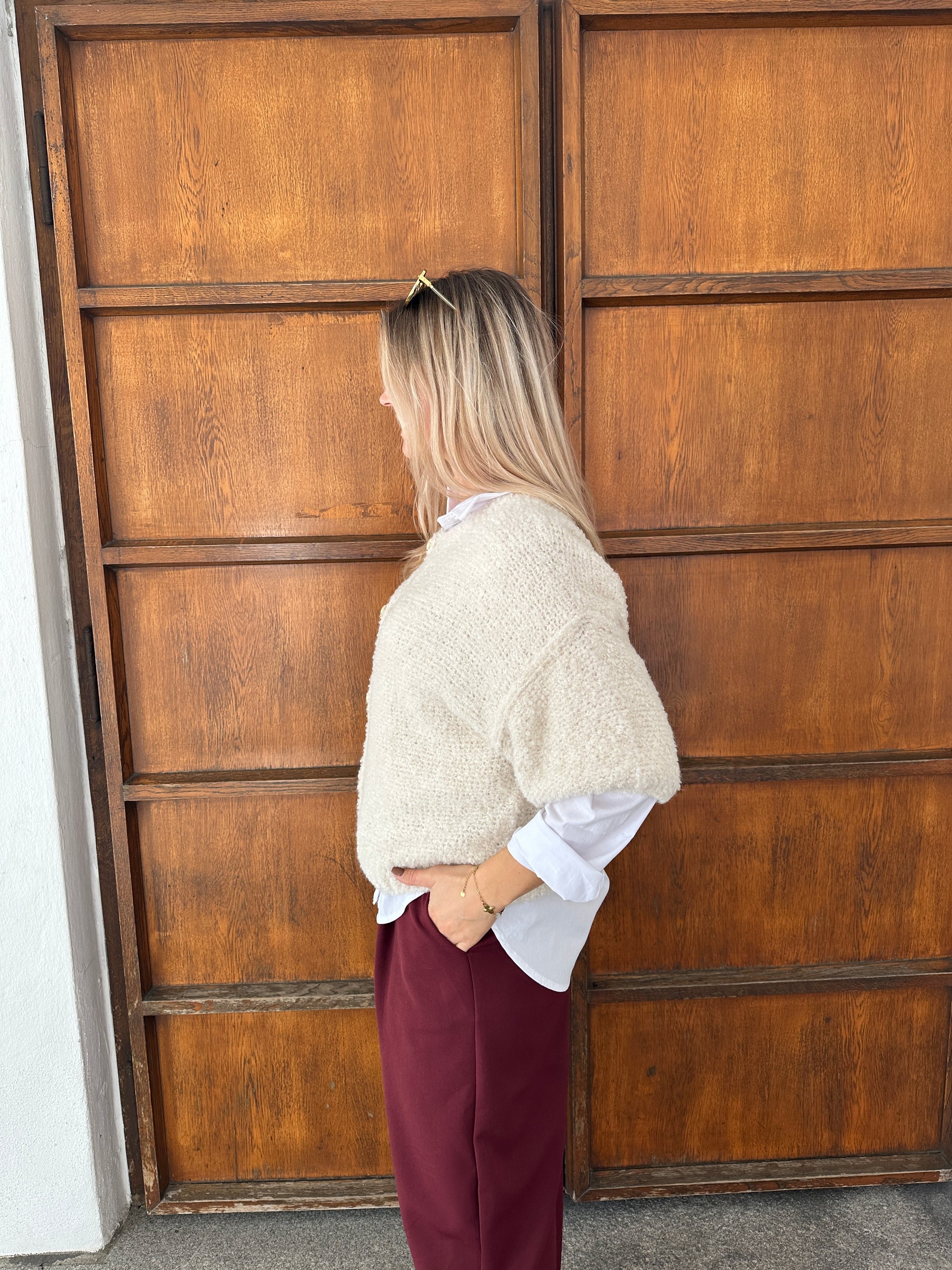 Strickjacke in Wollweiß mit goldene Knöpfe (Kurzarm)