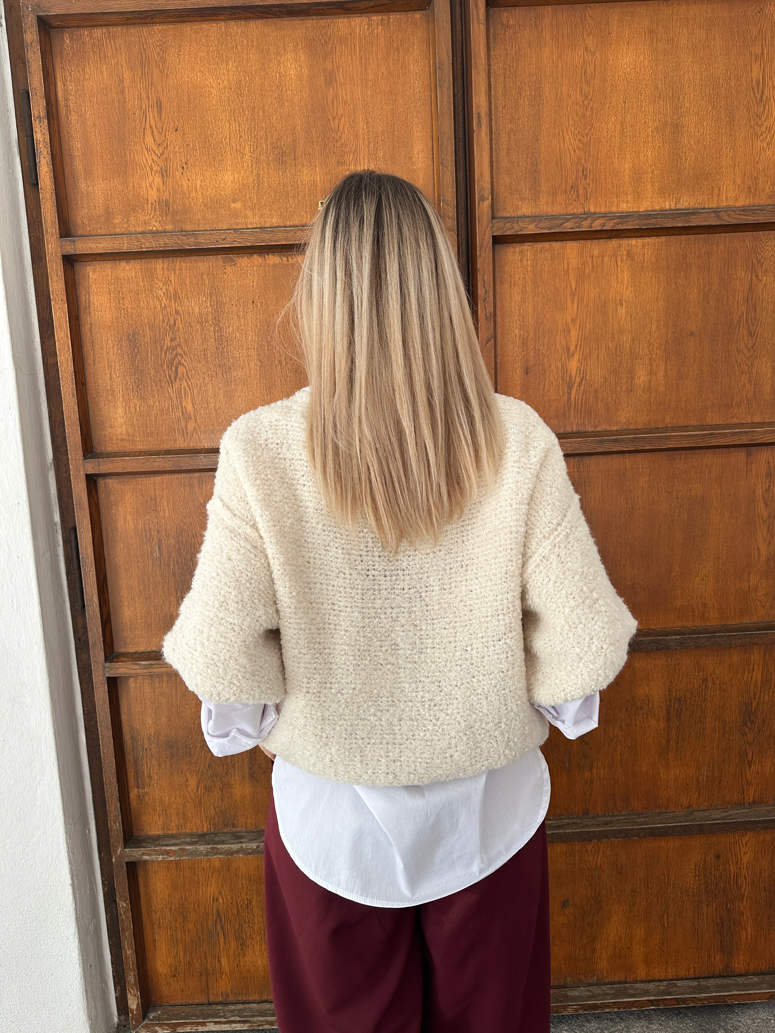 Strickjacke in Wollweiß mit goldene Knöpfe (Kurzarm)