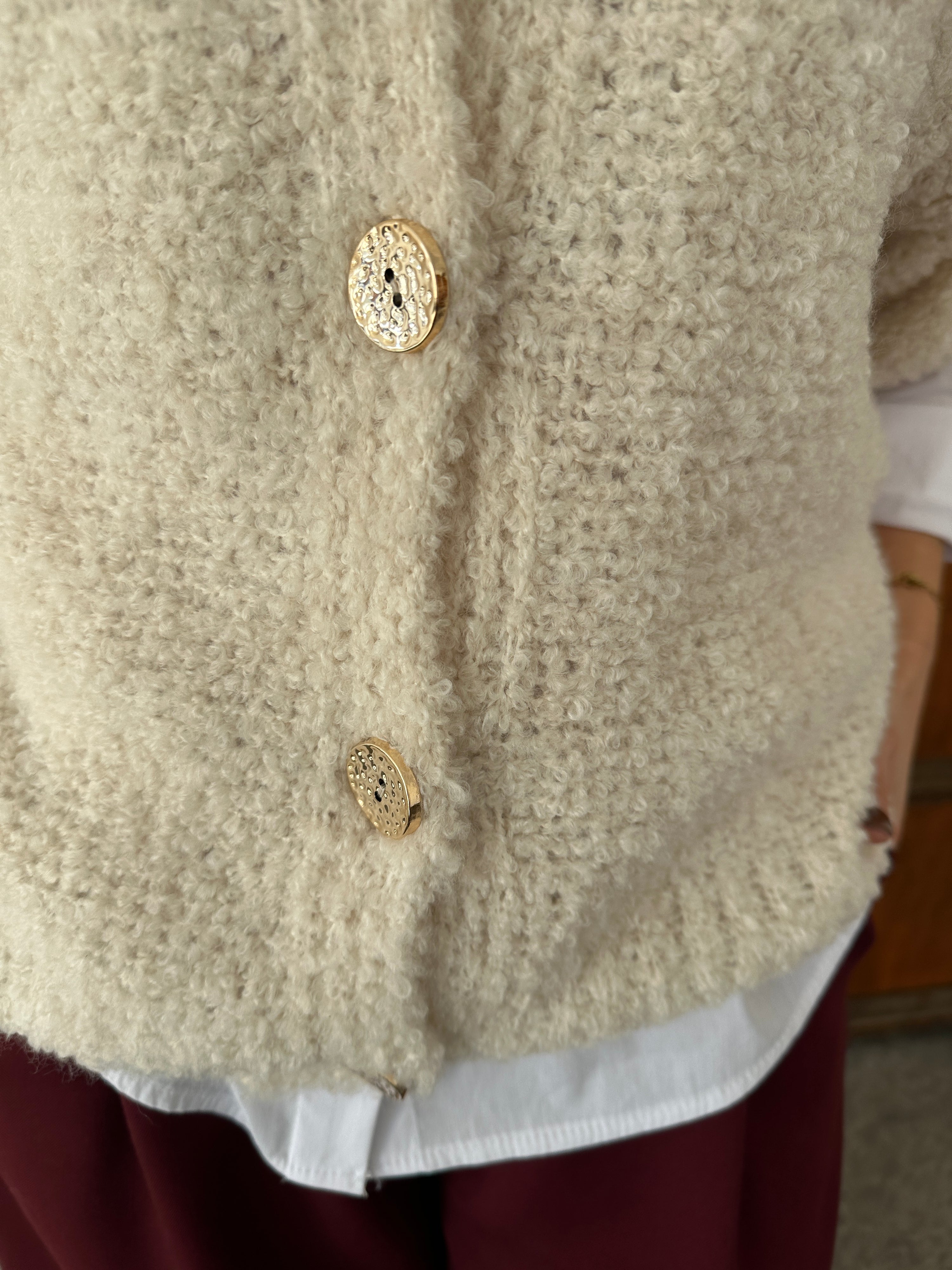 Strickjacke in Wollweiß mit goldene Knöpfe (Kurzarm)