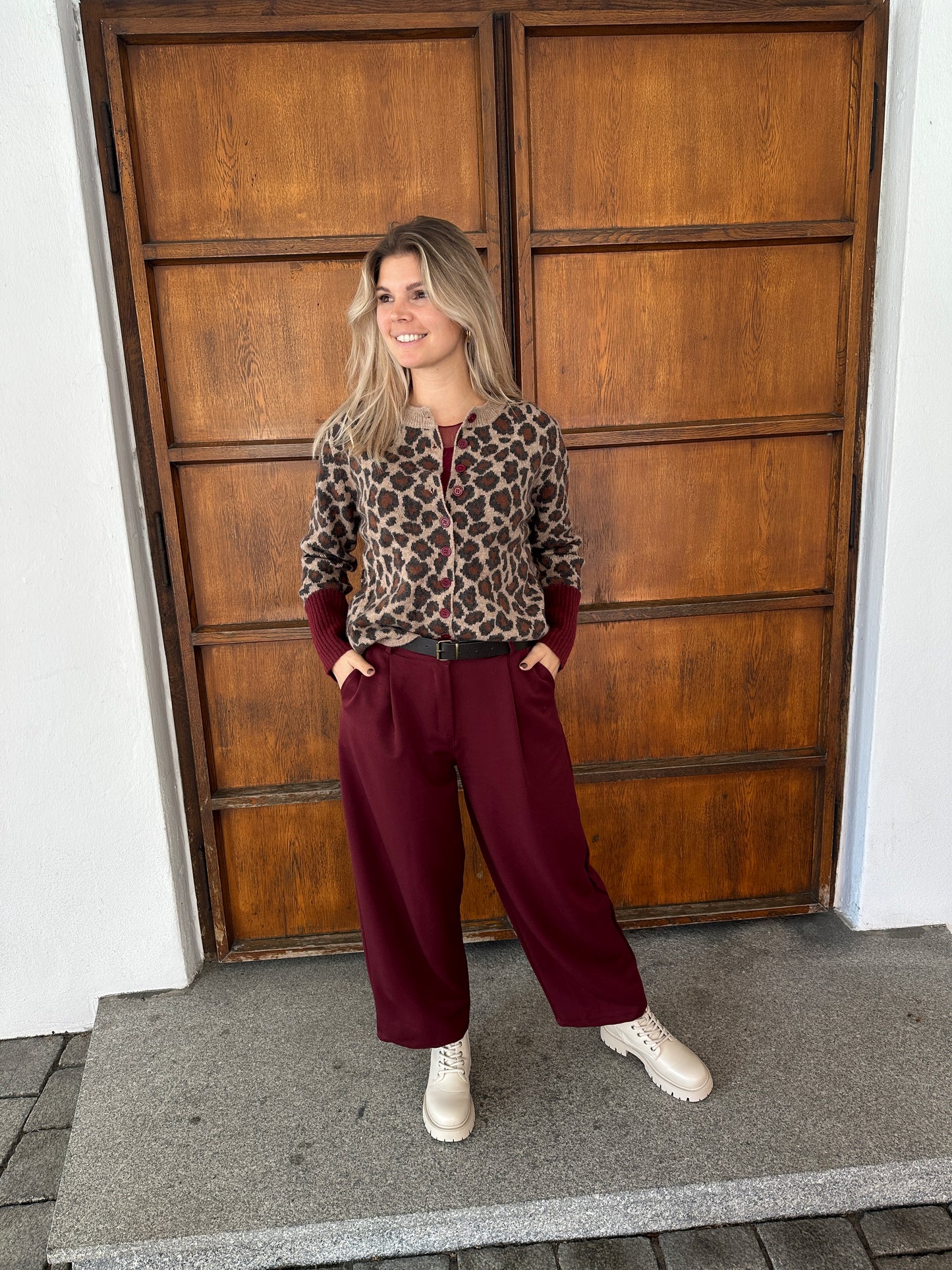 strickjacke mit leo-muster braun/beige/bordeaux