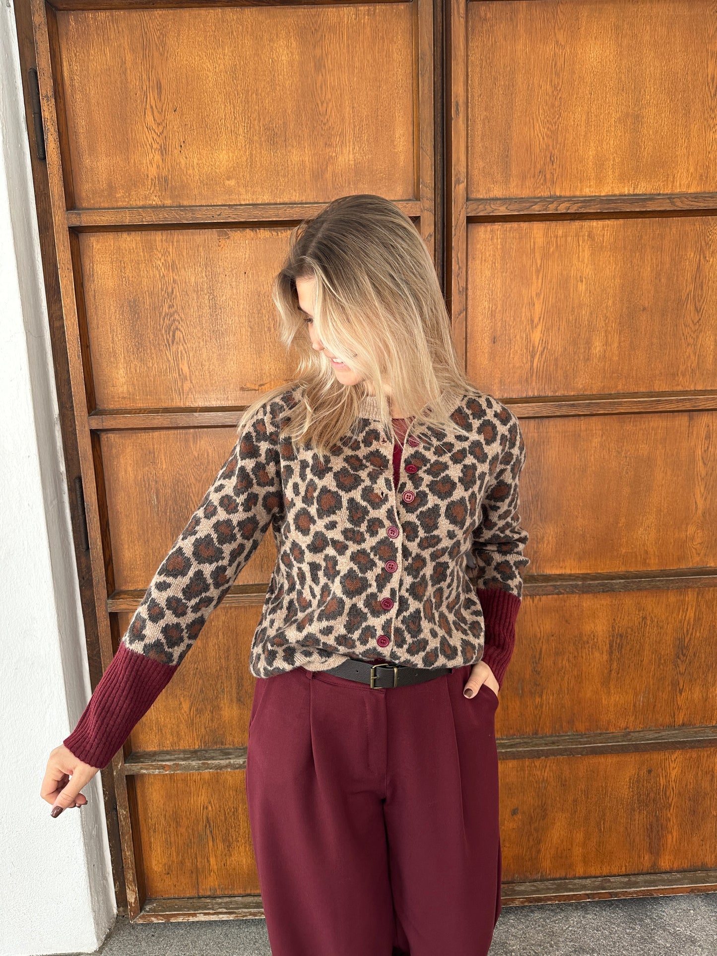 strickjacke mit leo-muster braun/beige/bordeaux