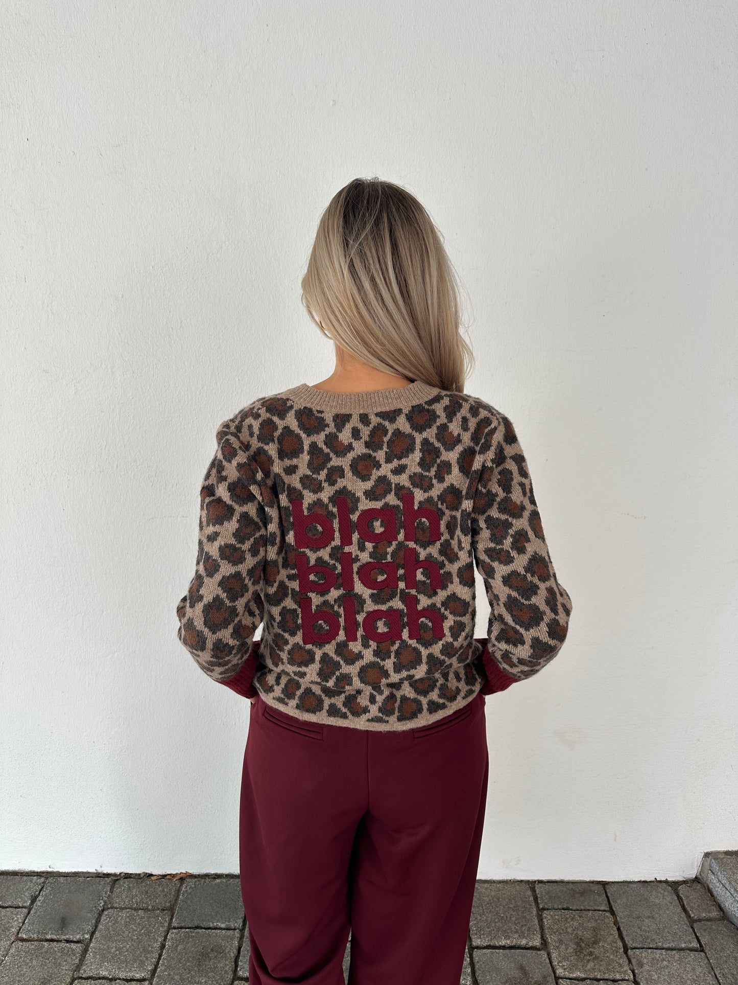 strickjacke mit leo-muster braun/beige/bordeaux