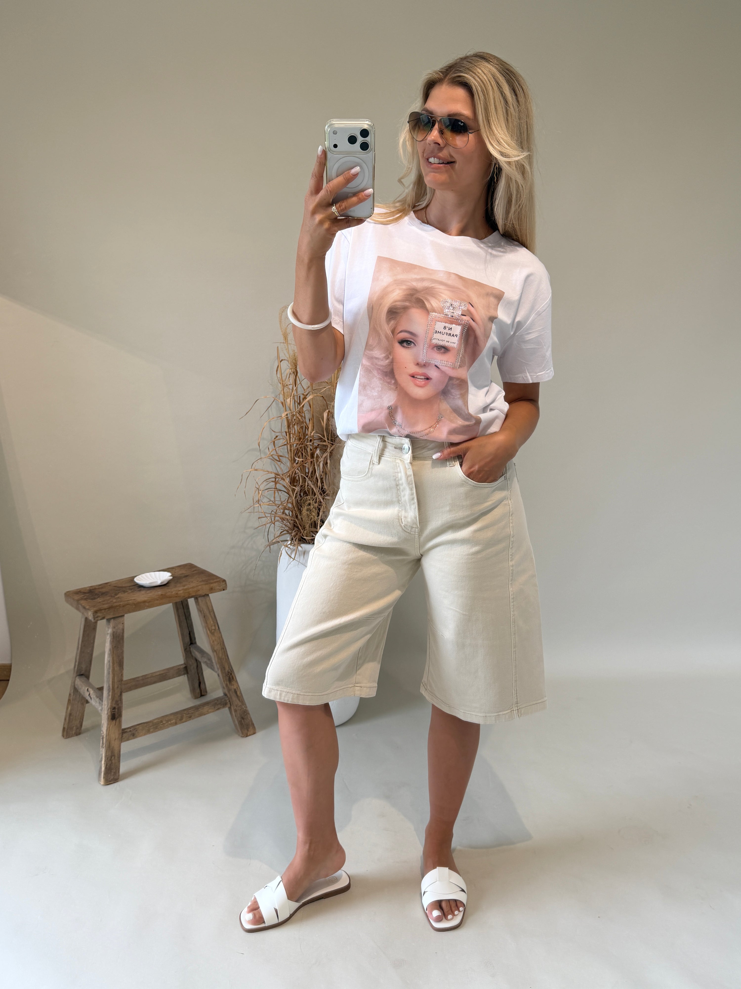 T-Shirt in Weiß mit Gesicht und Glitzer