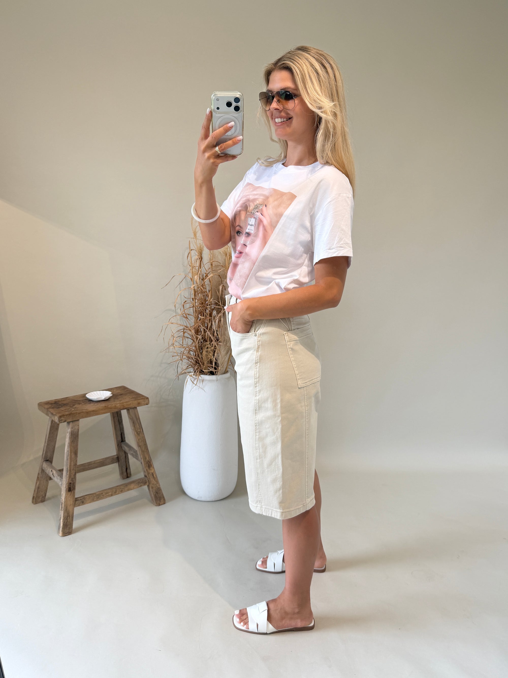 T-Shirt in Weiß mit Gesicht und Glitzer