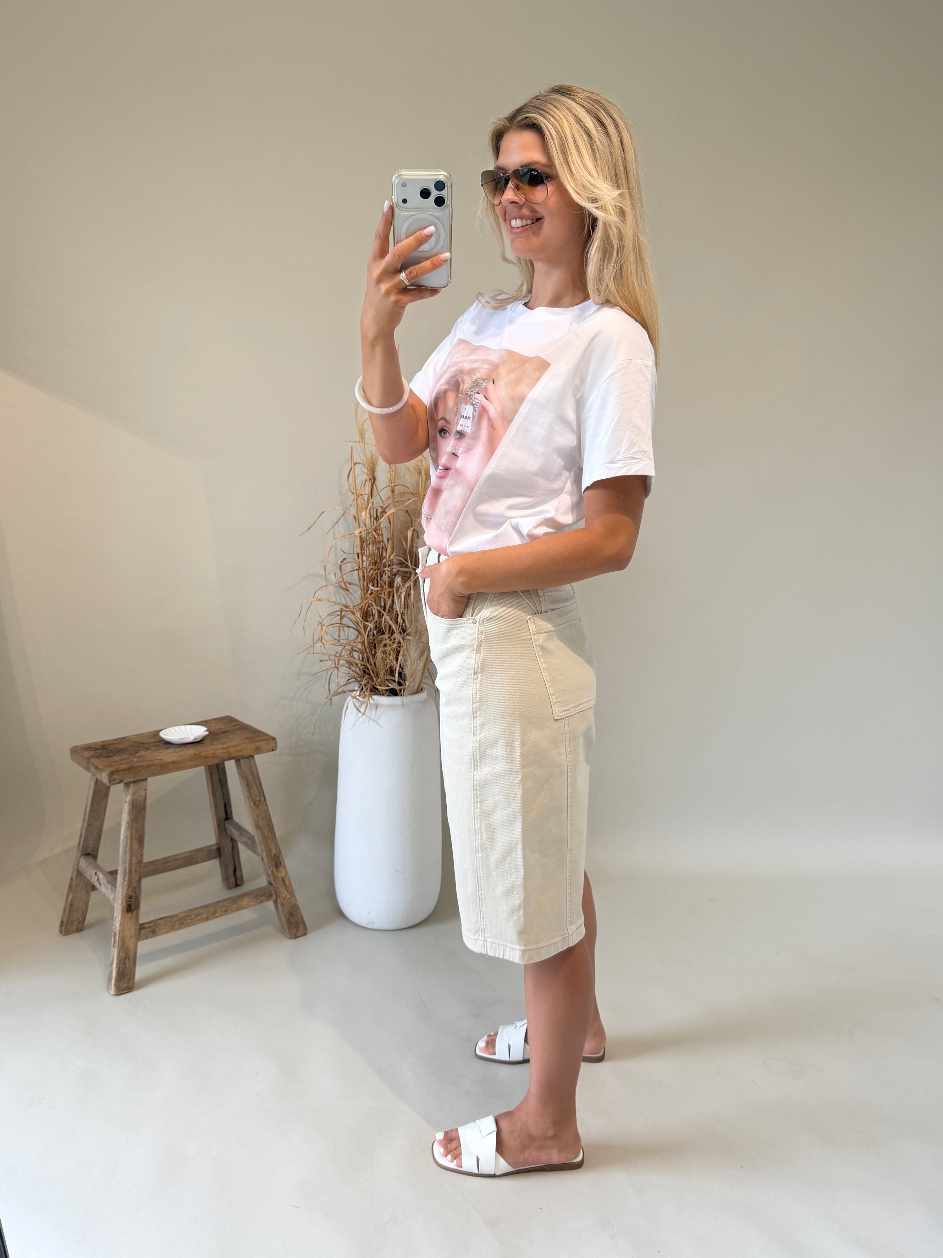 T-Shirt in Weiß mit Gesicht und Glitzer