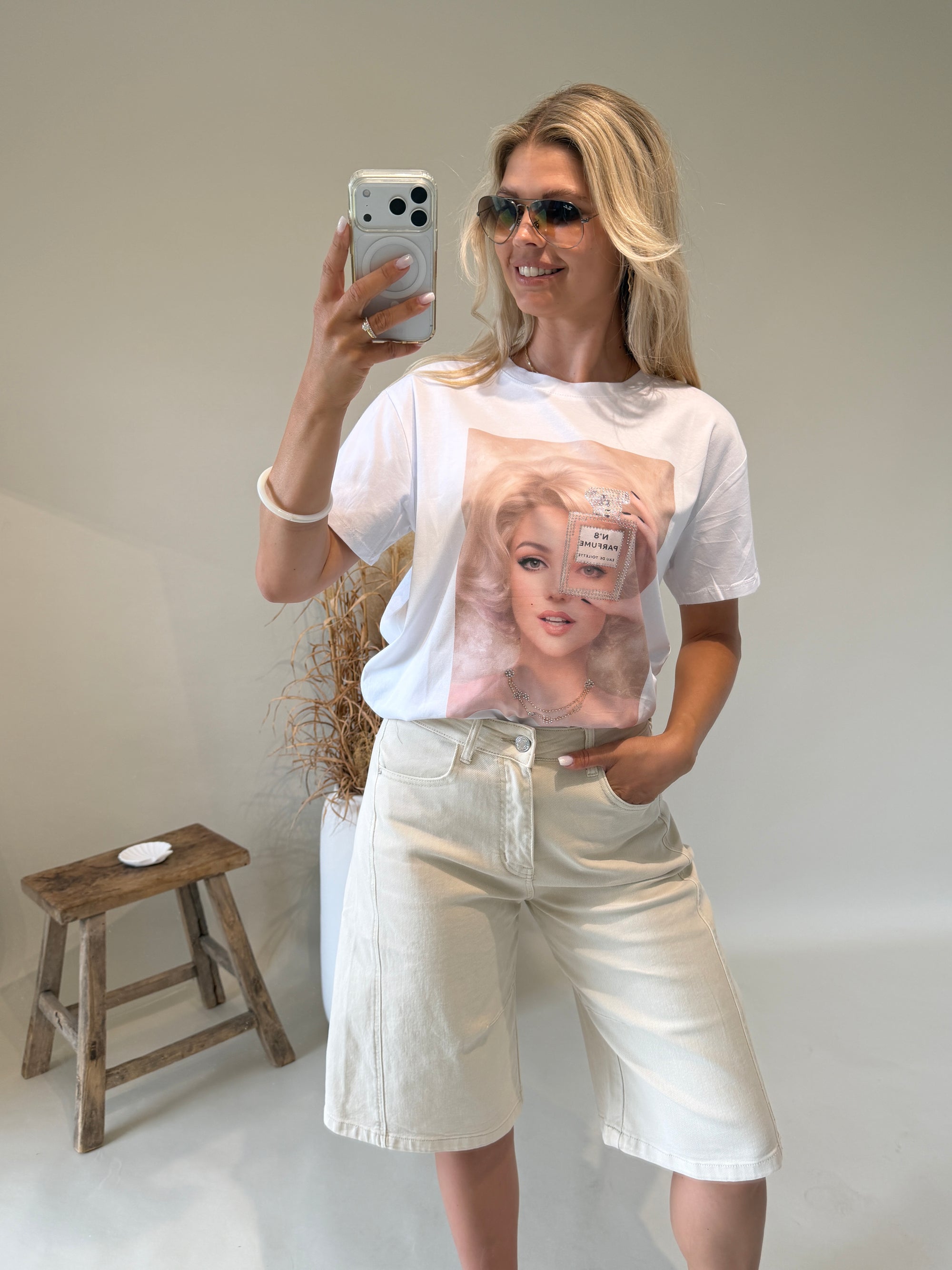 T-Shirt in Weiß mit Gesicht und Glitzer