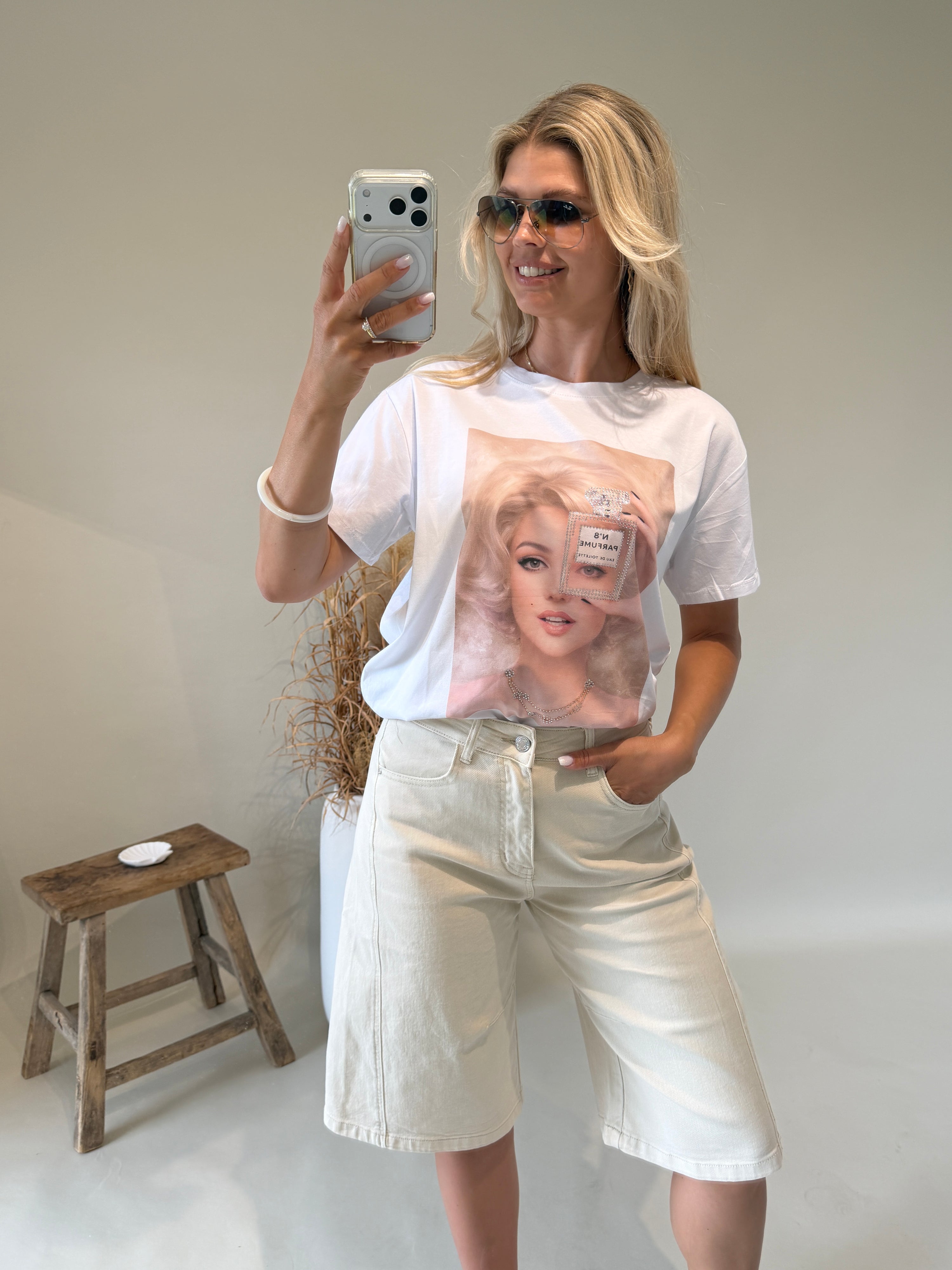 T-Shirt in Weiß mit Gesicht und Glitzer