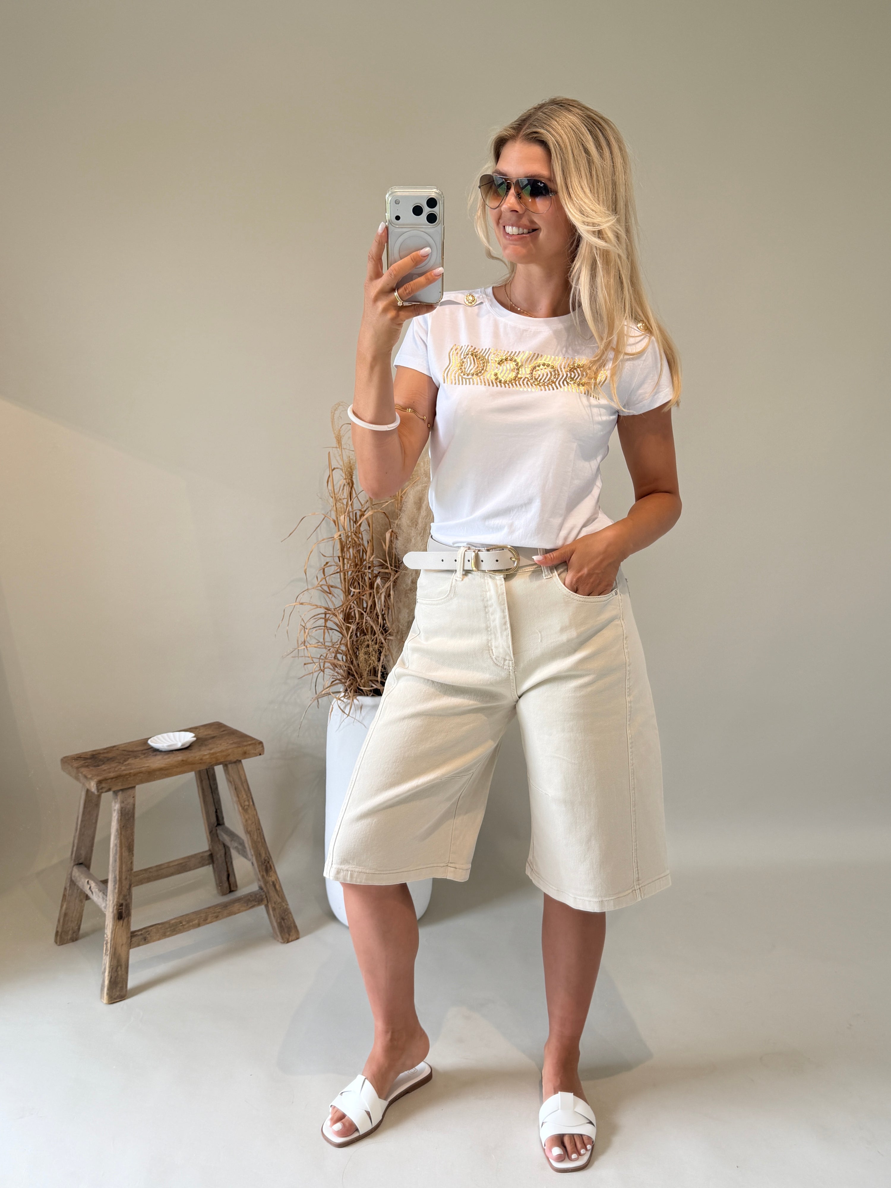 T-Shirt in Weiß mit Aufschrift ( COCO ) in Gold