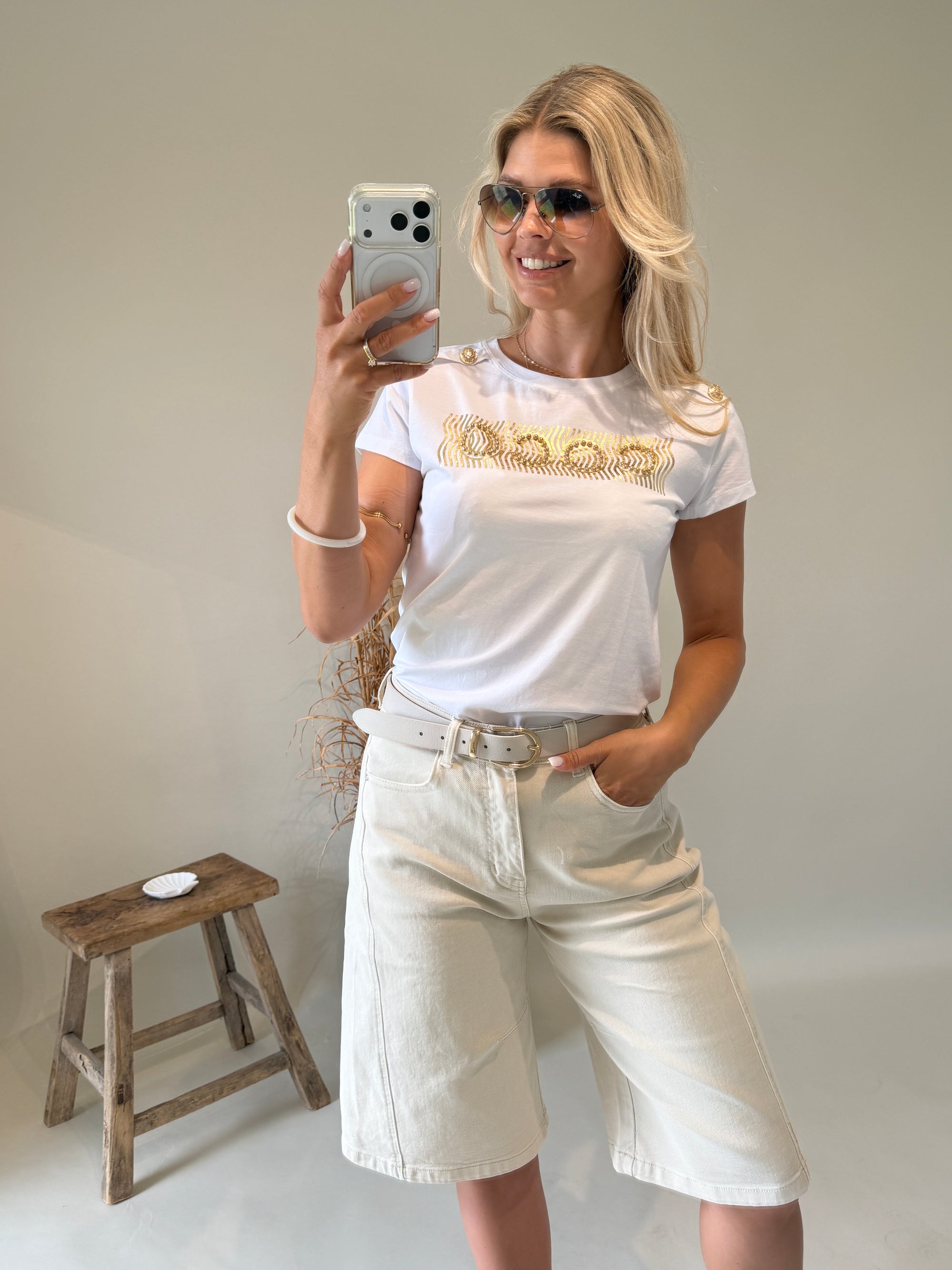 T-Shirt in Weiß mit Aufschrift ( COCO ) in Gold