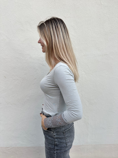 Shirt in Hellgrau mit Spitze am Arm und V-Ausschnitt