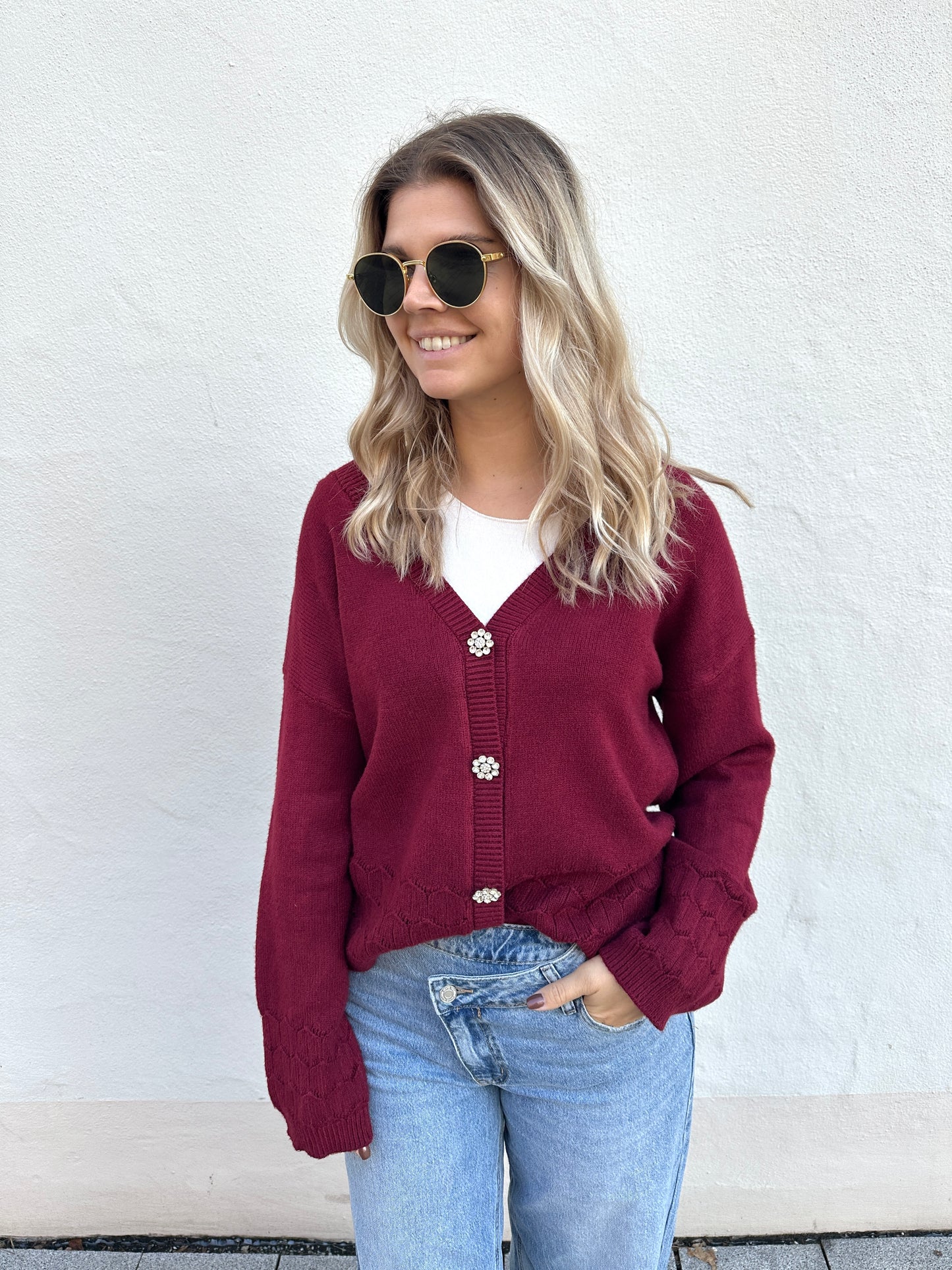 strickjacke in bordeaux mit glitzerknöpfe