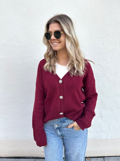 Strickjacke in Bordeaux mit Glitzerknöpfe