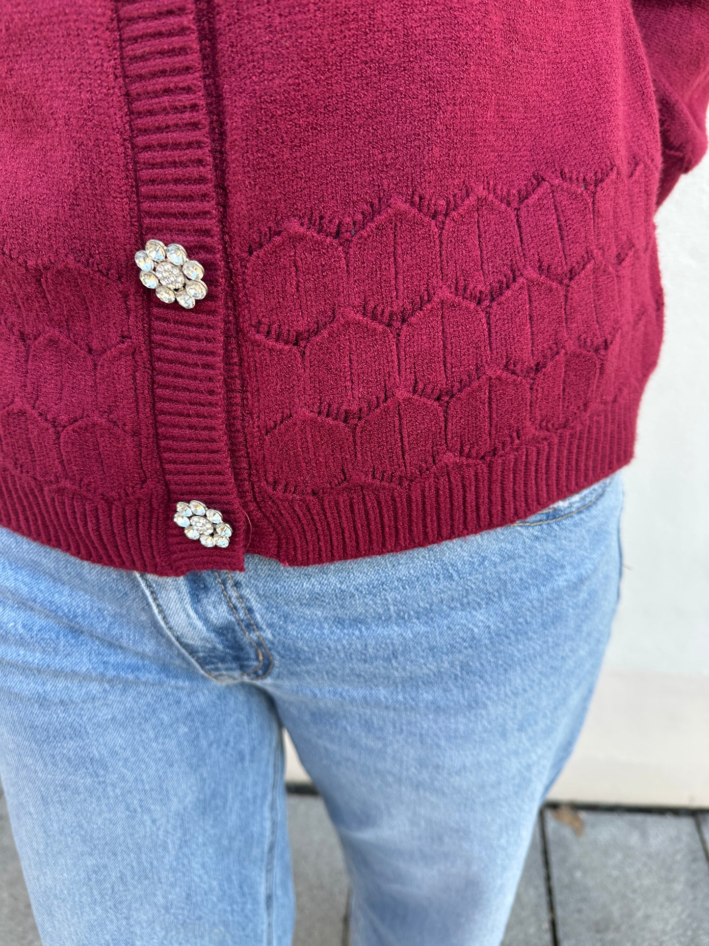 strickjacke in bordeaux mit glitzerknöpfe