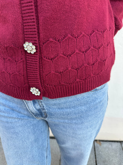 Strickjacke in Bordeaux mit Glitzerknöpfe