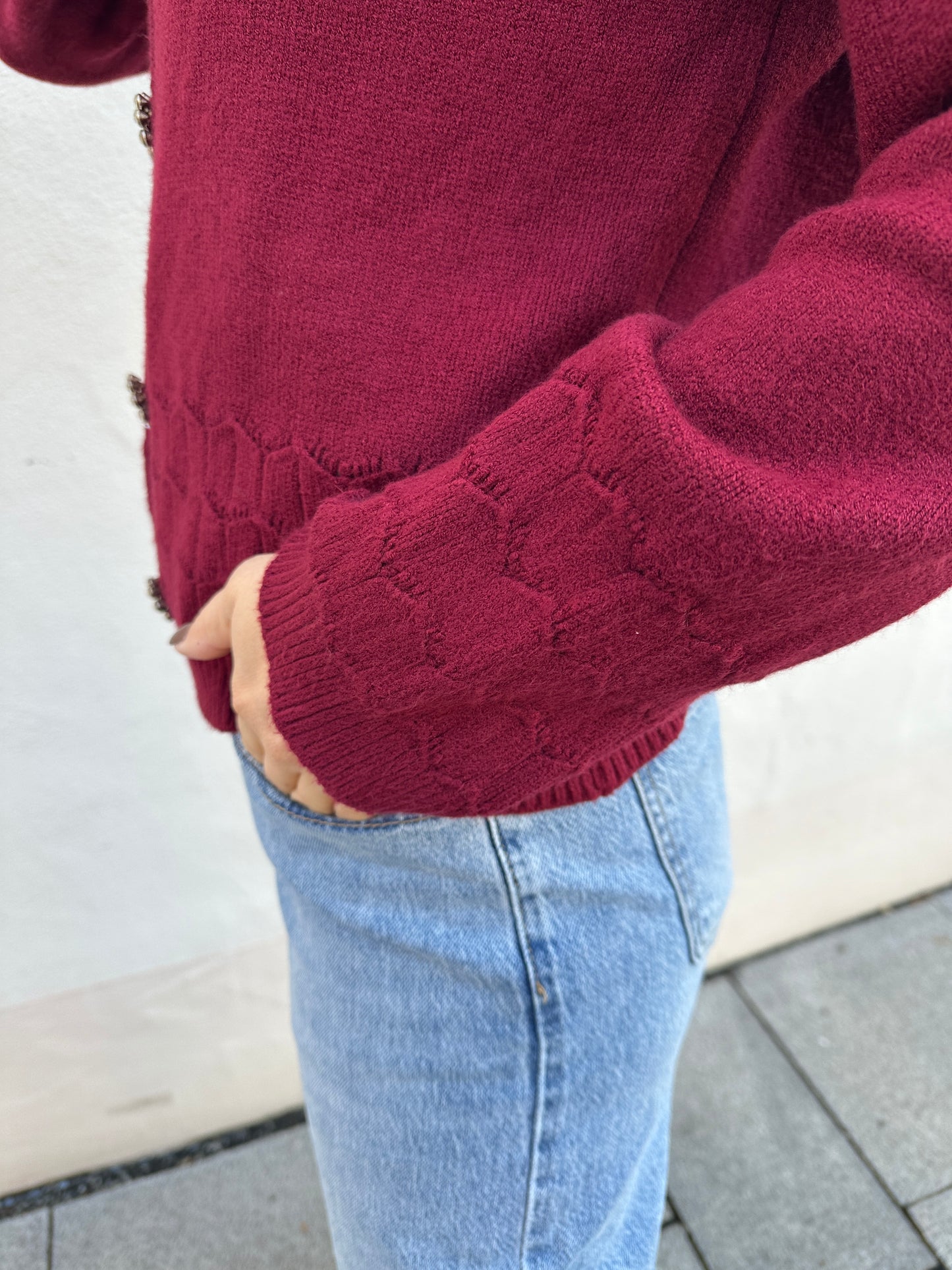 strickjacke in bordeaux mit glitzerknöpfe