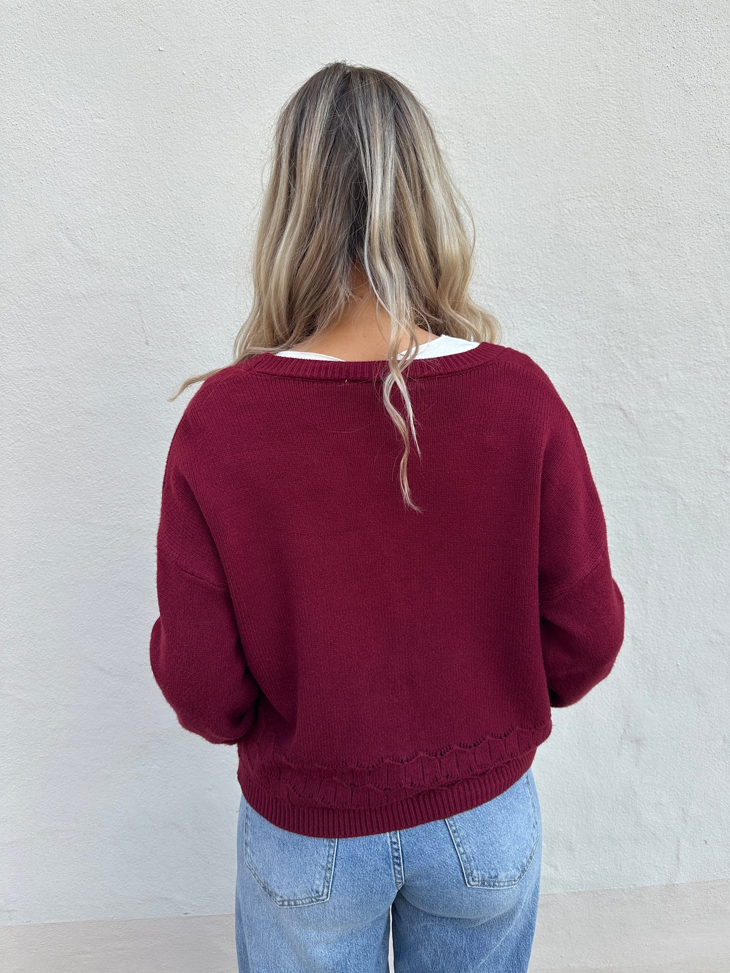 strickjacke in bordeaux mit glitzerknöpfe