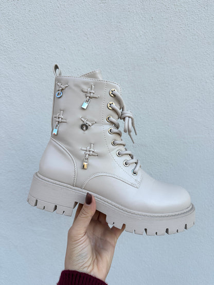 Boots in Wollweiß mit Applikationen an der Seite