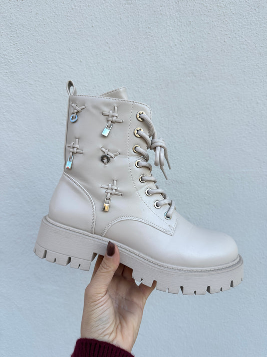 Boots in Wollweiß mit Applikationen an der Seite