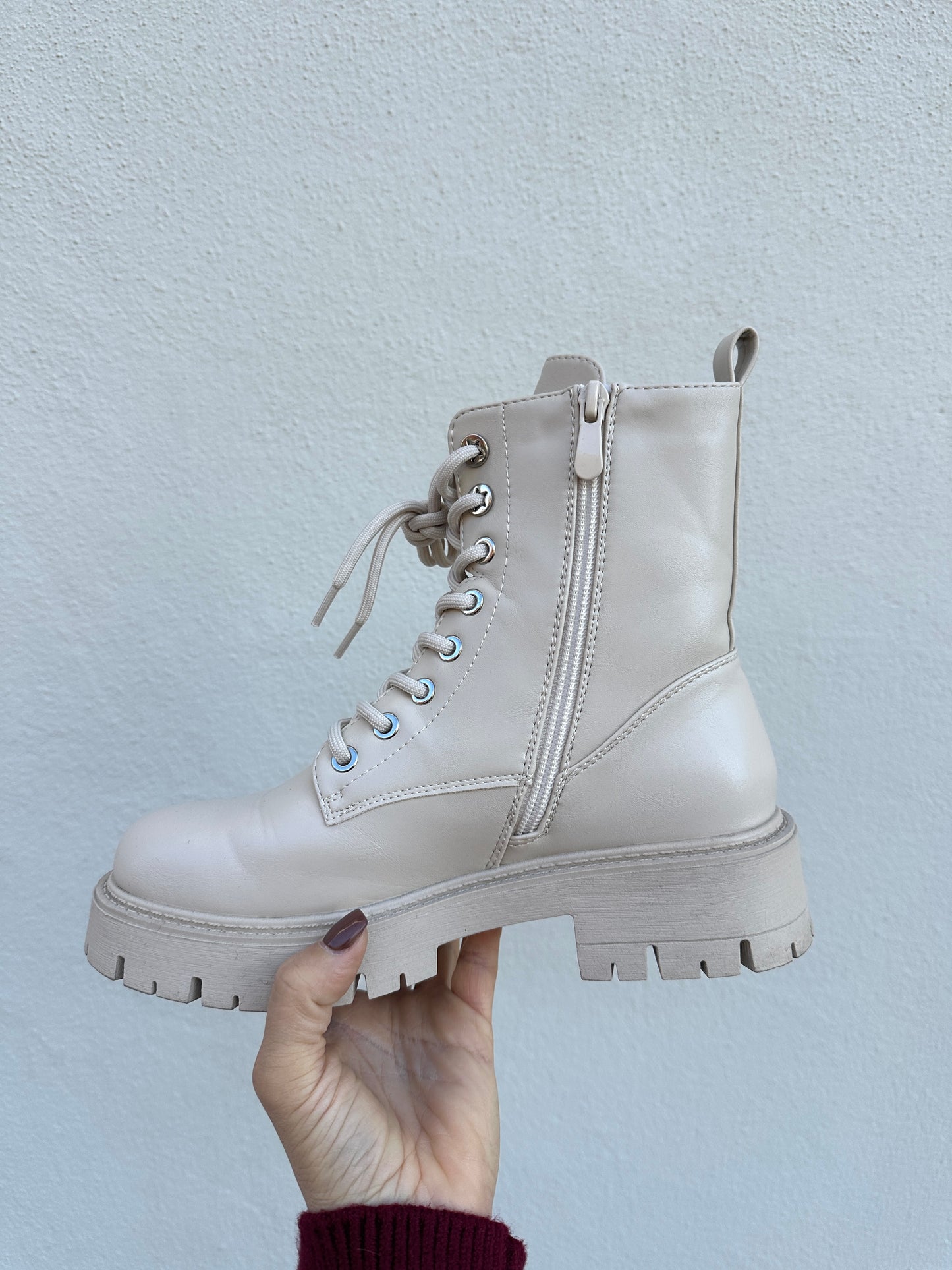 boots in wollweiß mit applikationen an der seite