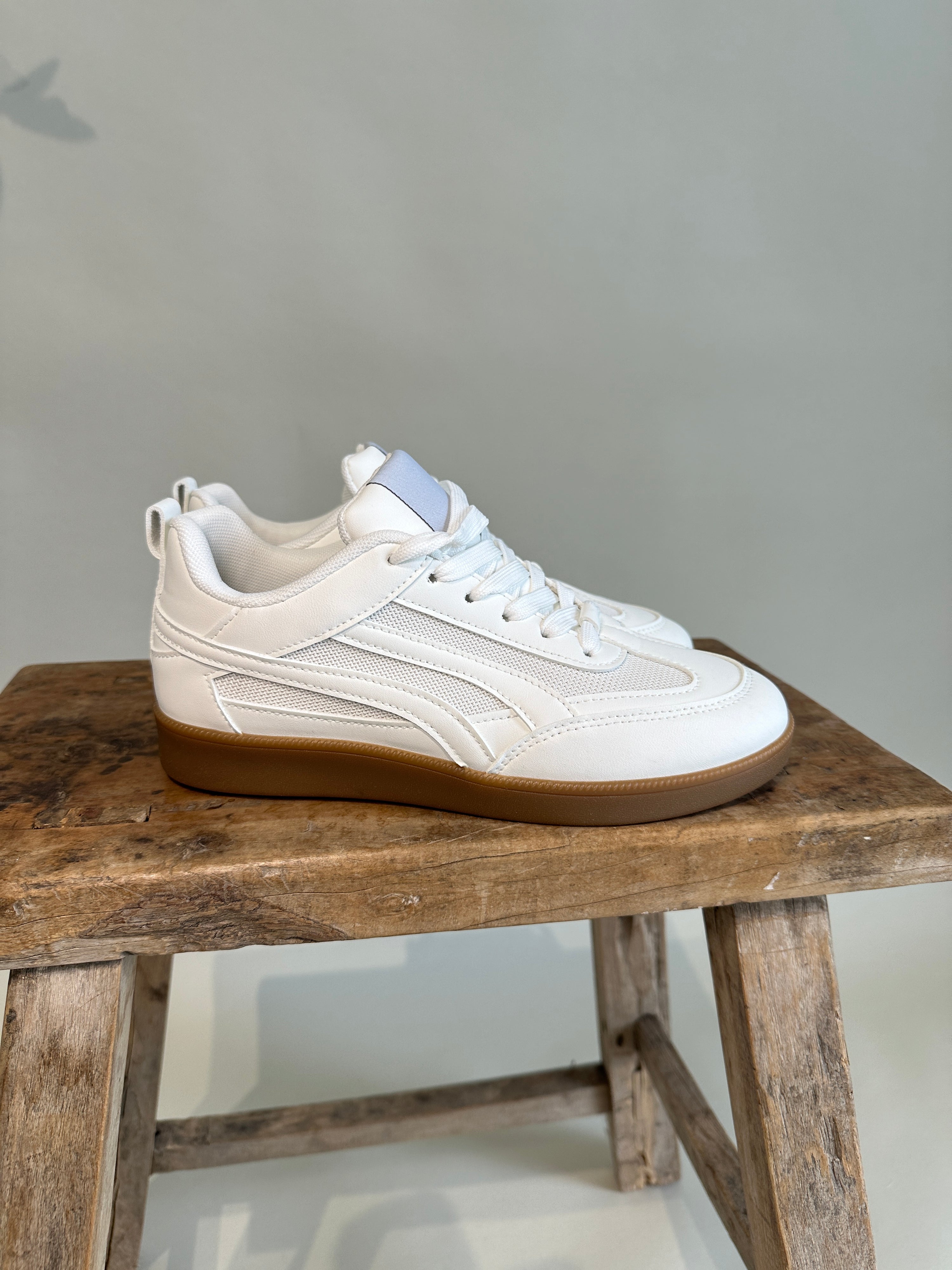 Sneaker in Weiß mit Beige Sohle