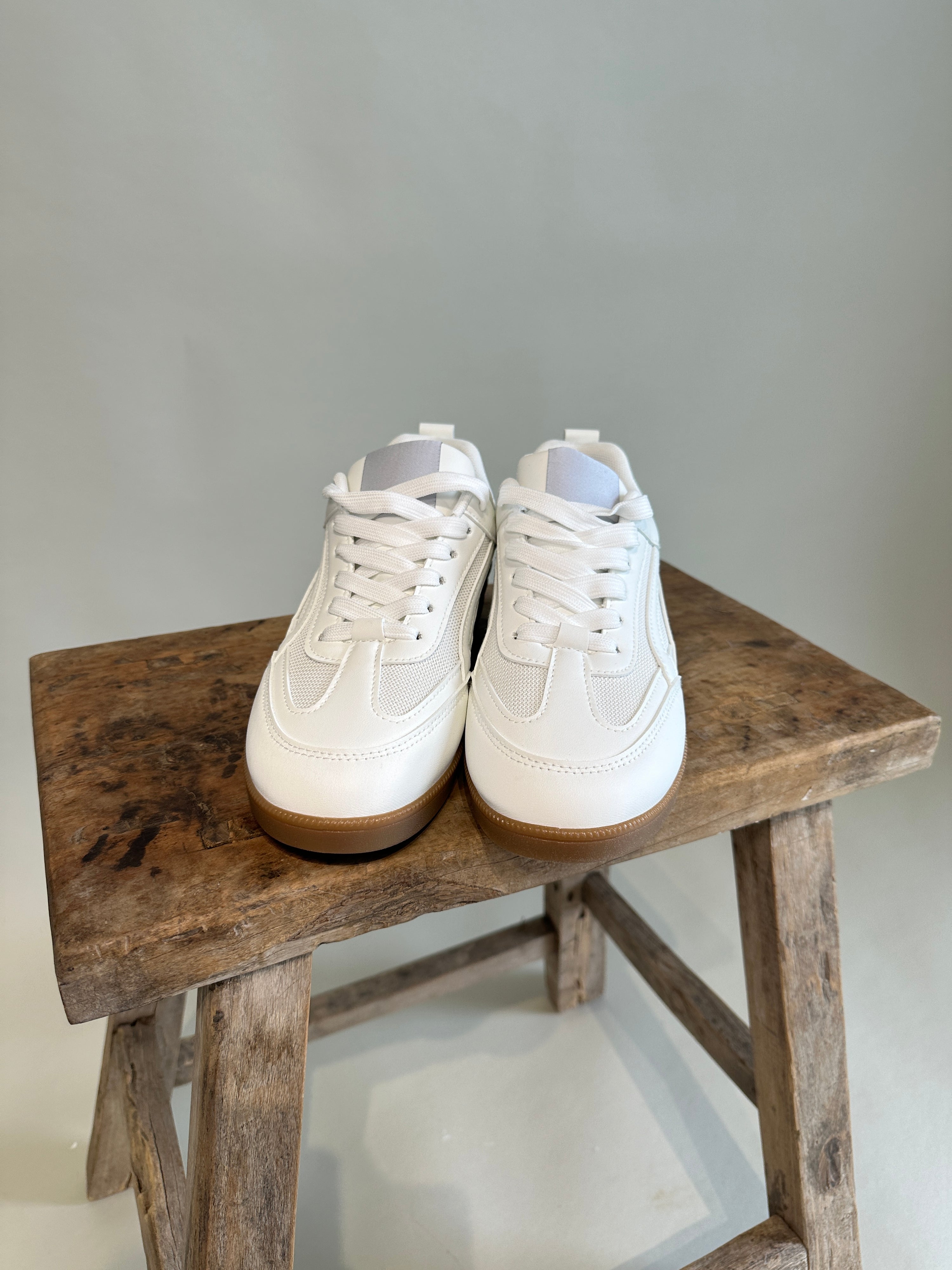Sneaker in Weiß mit Beige Sohle