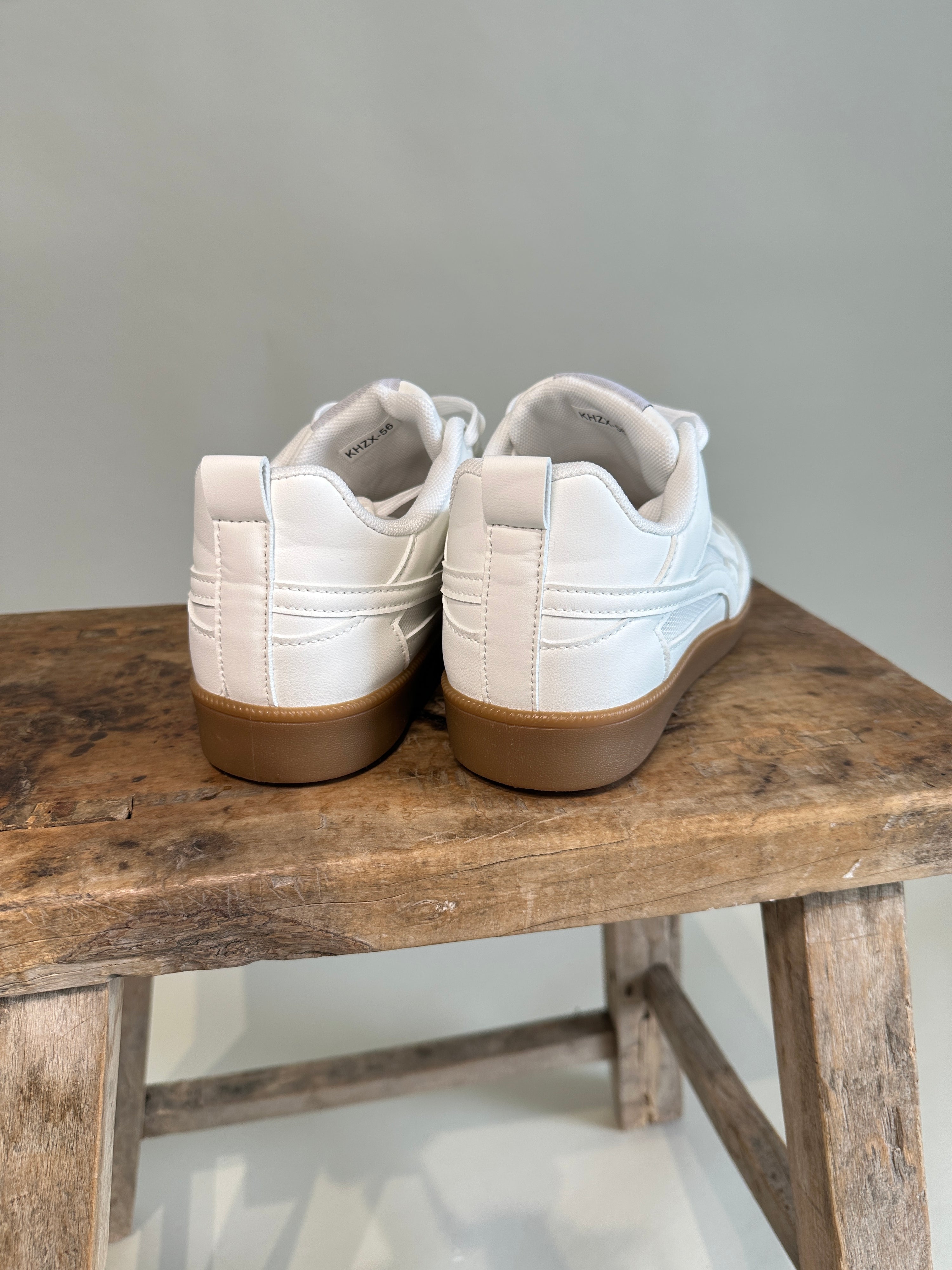 Sneaker in Weiß mit Beige Sohle