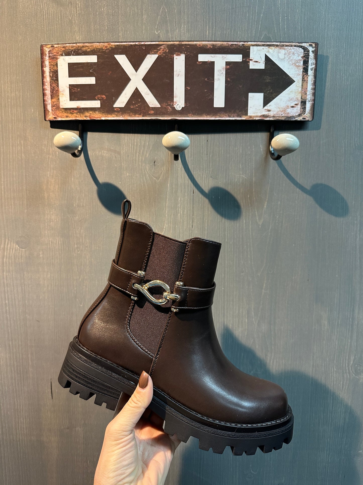 boots in schokobraun mit goldener schnalle