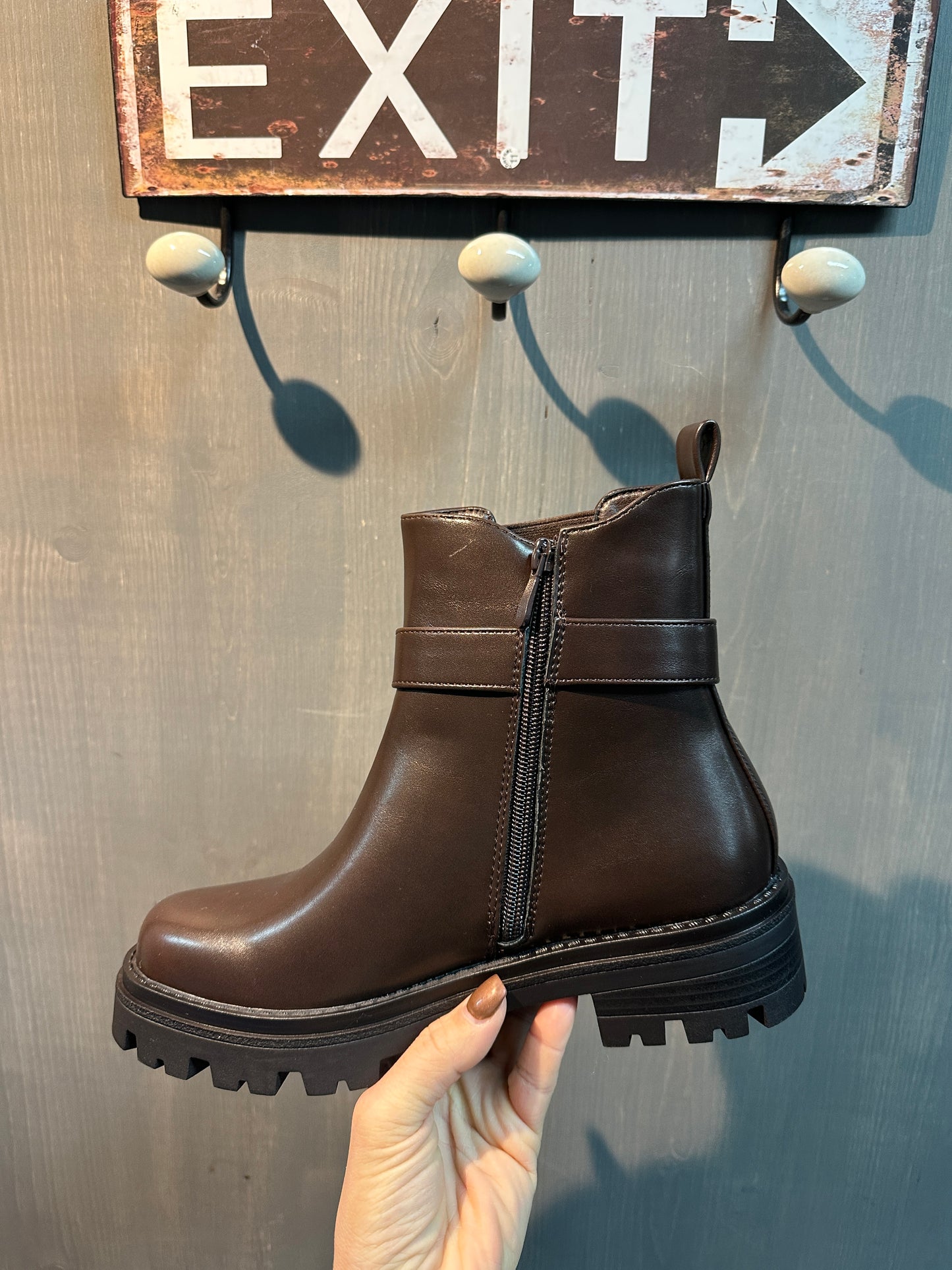 boots in schokobraun mit goldener schnalle