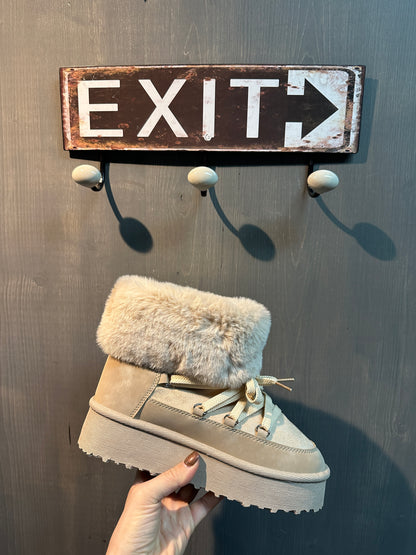 Boots in Beige mit Fell