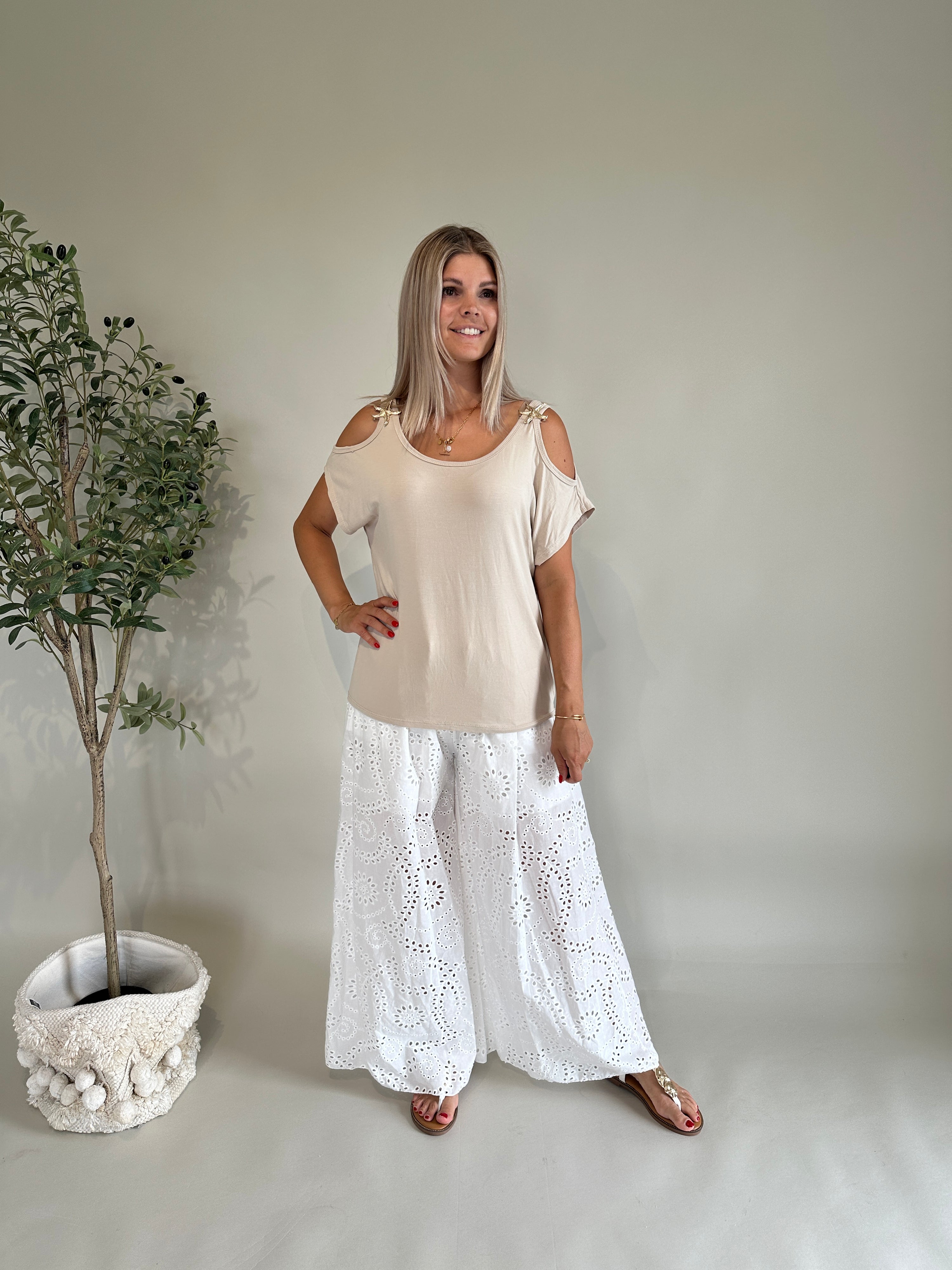 T-Shirt in Beige Schulterfrei