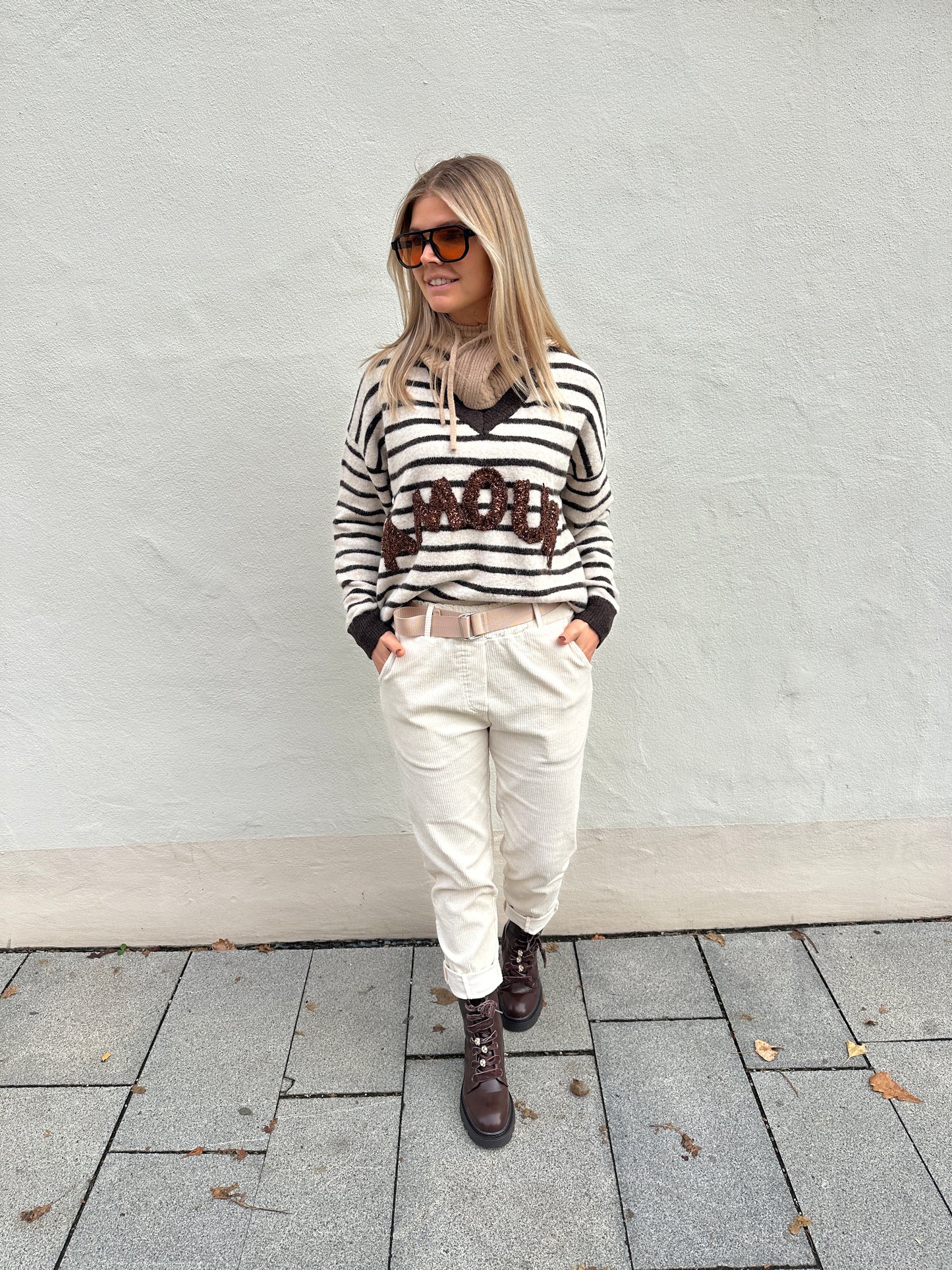 pullover mit streifen in wollweiß/schokobraun mit aufschrift  amour
