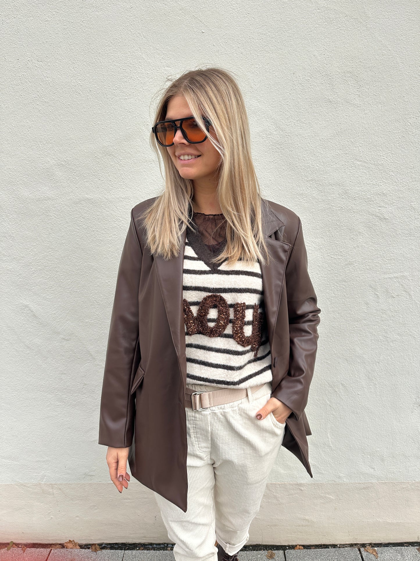 pullover mit streifen in wollweiß/schokobraun mit aufschrift  amour