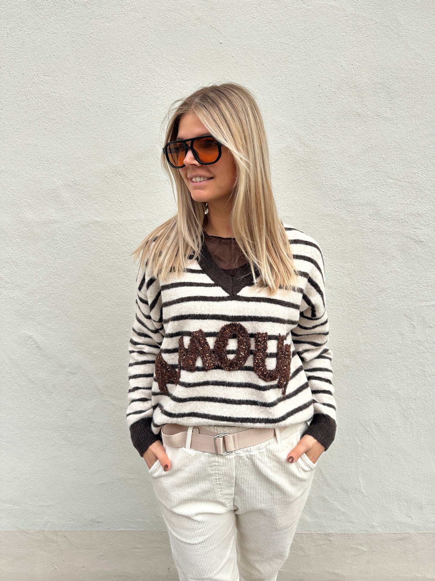 pullover mit streifen in wollweiß/schokobraun mit aufschrift  amour
