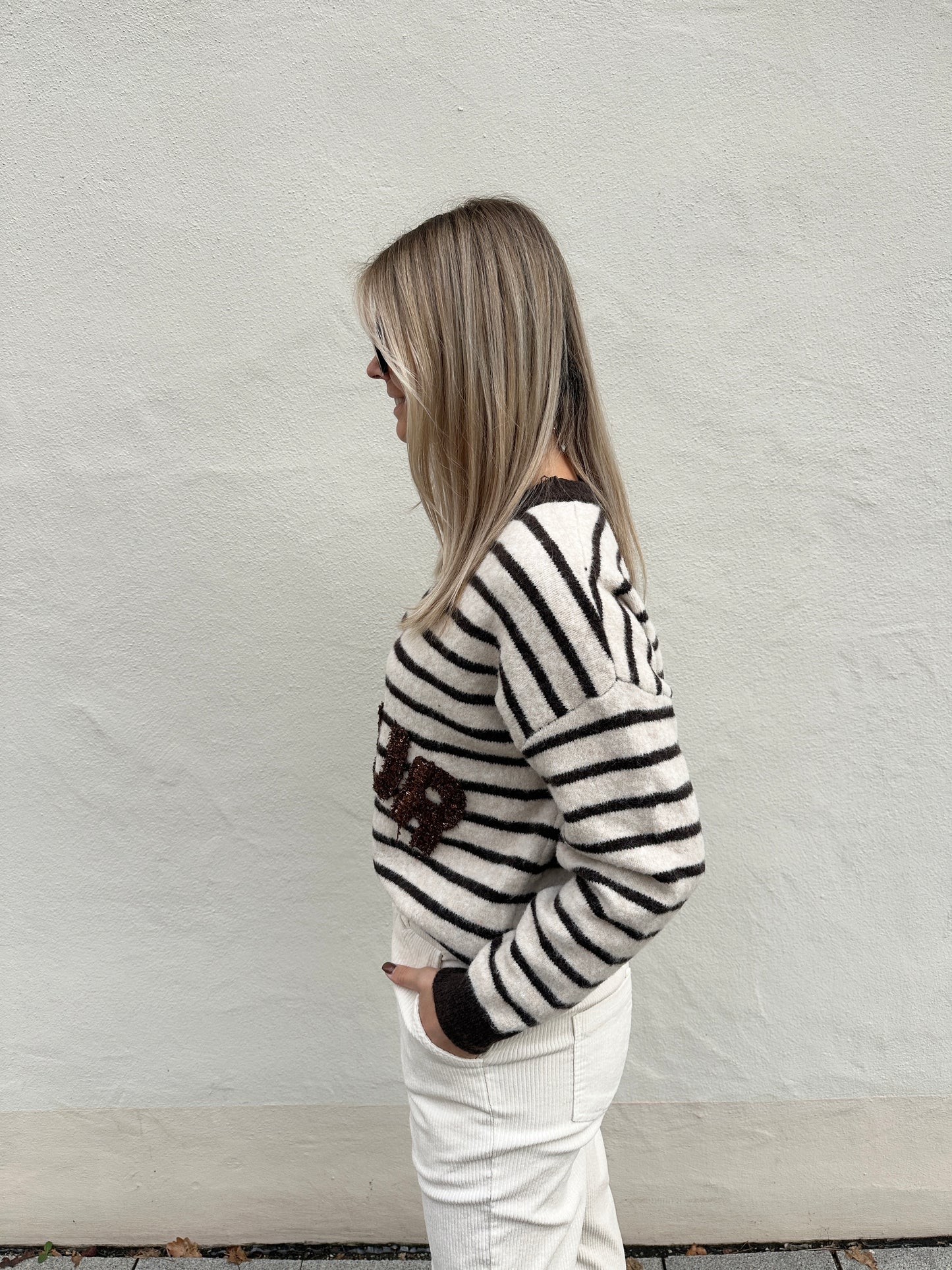 pullover mit streifen in wollweiß/schokobraun mit aufschrift  amour