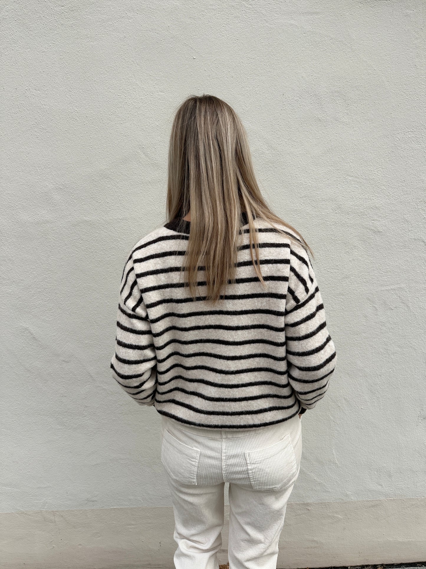 pullover mit streifen in wollweiß/schokobraun mit aufschrift  amour