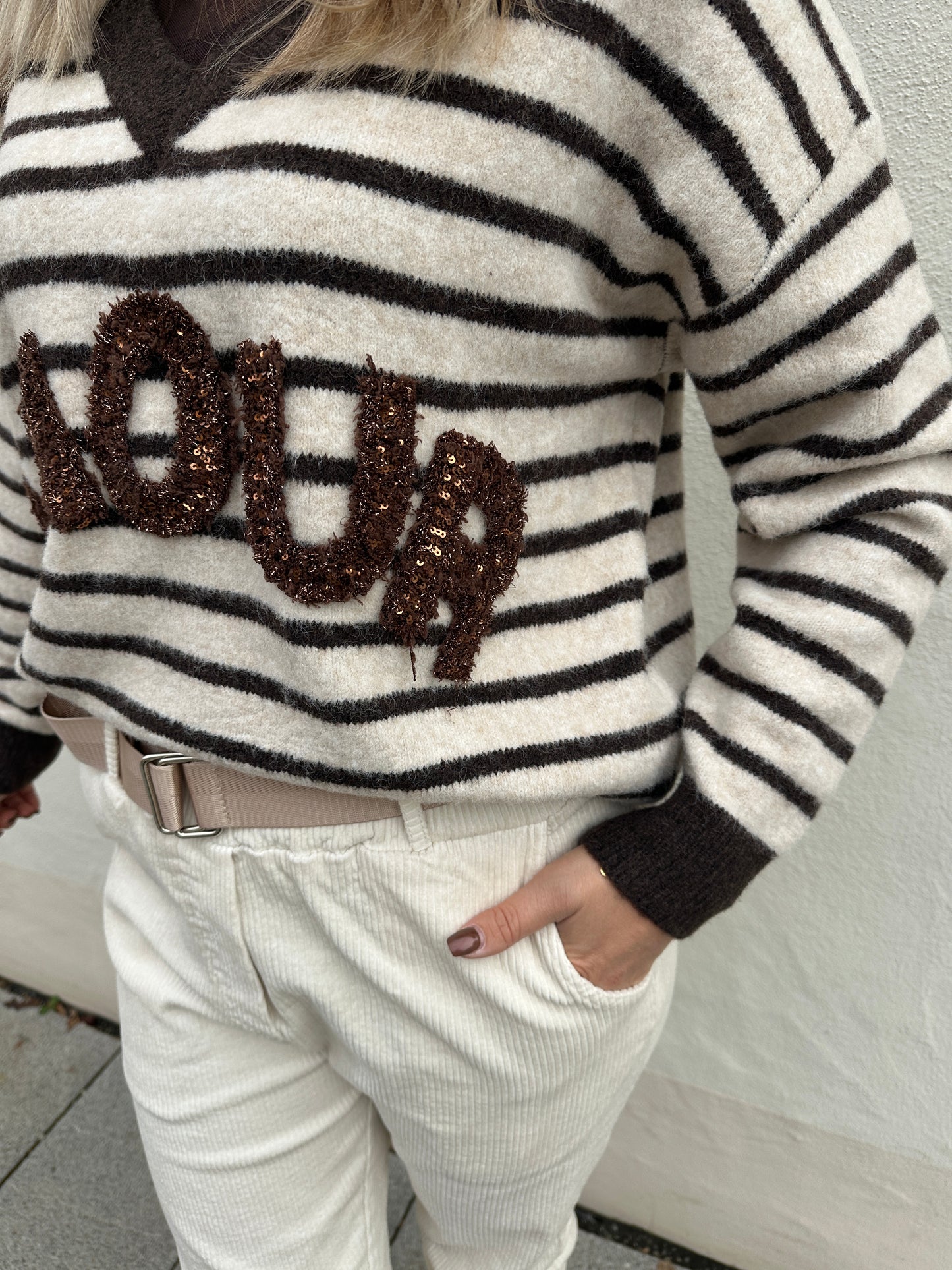 pullover mit streifen in wollweiß/schokobraun mit aufschrift  amour