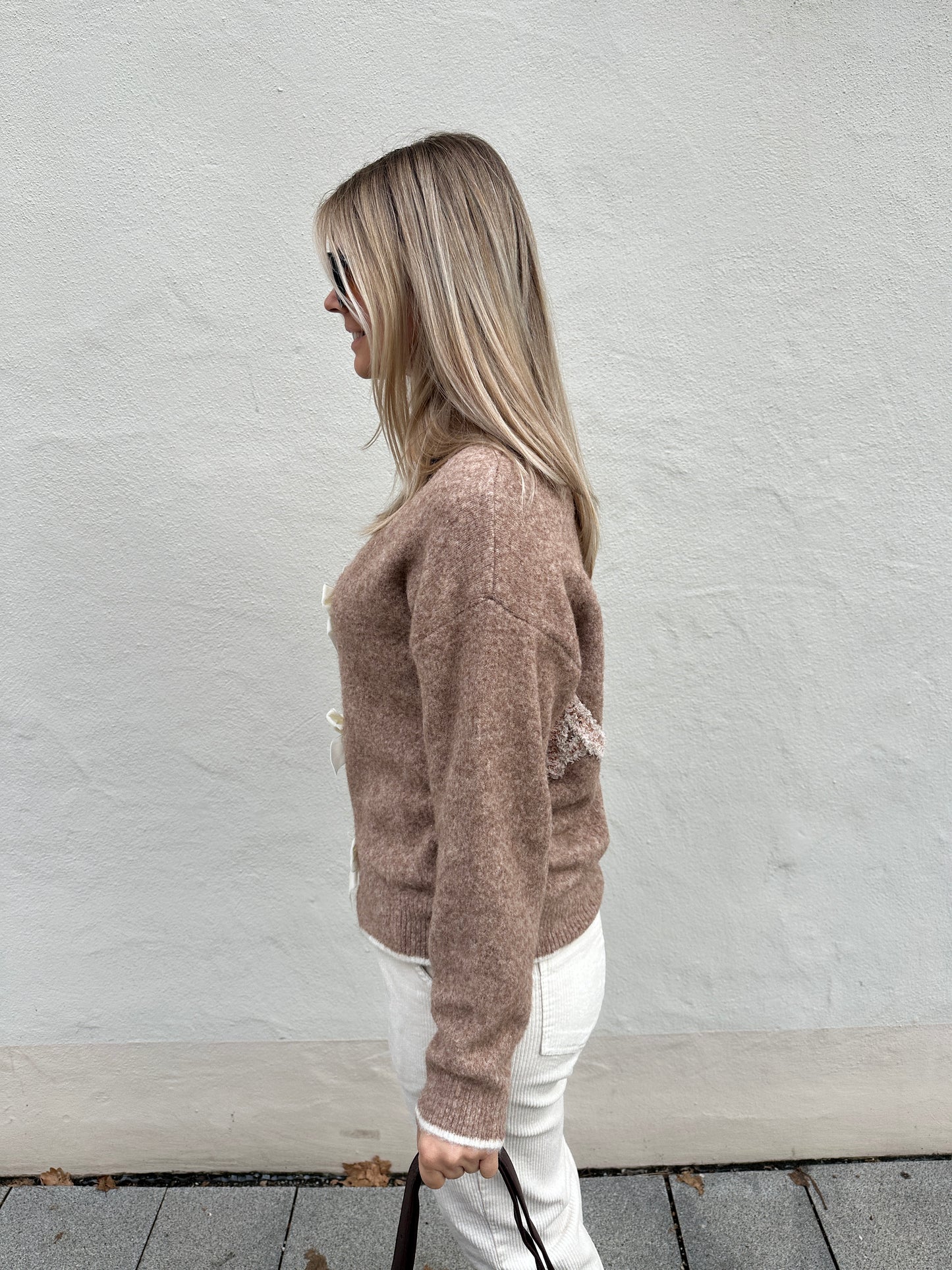 pullover in zimt mit schleifen vorne