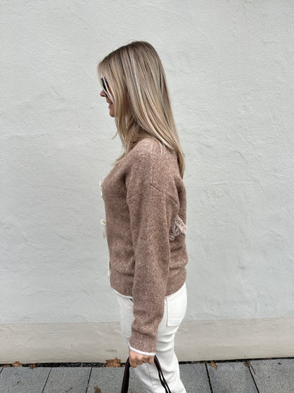 Pullover in Zimt mit Schleifen vorne