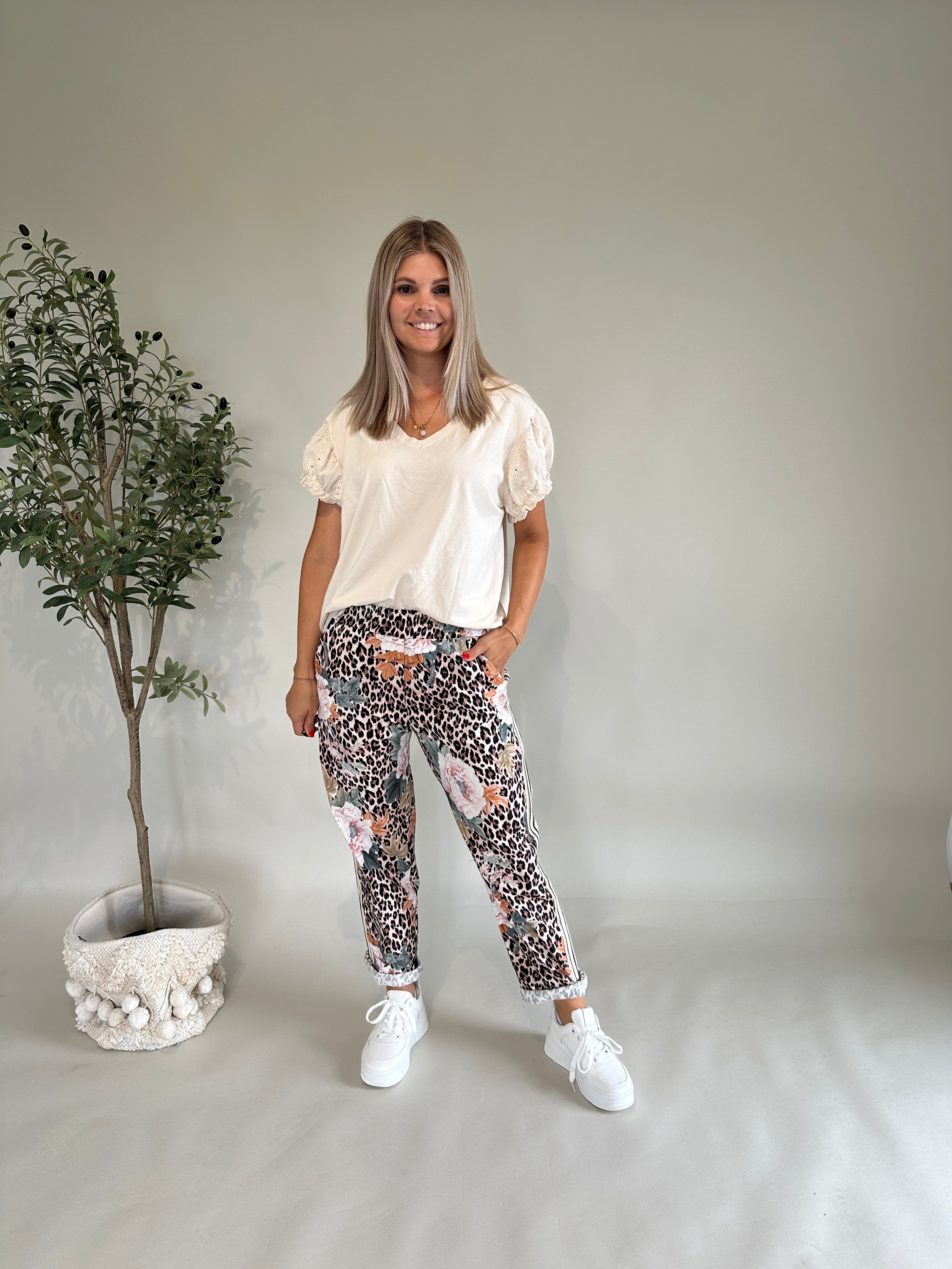 T-Shirt in Beige mit Bohospitze am Arm