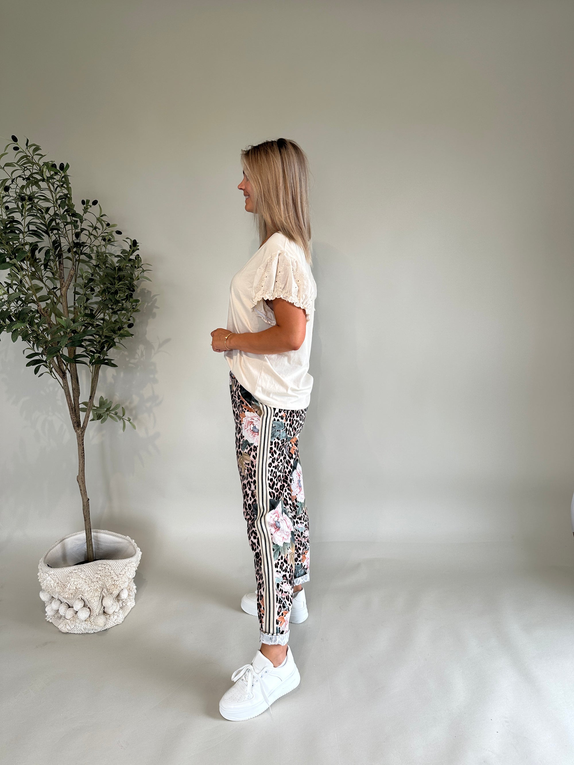 Hose mit Leo Muster und Blumen