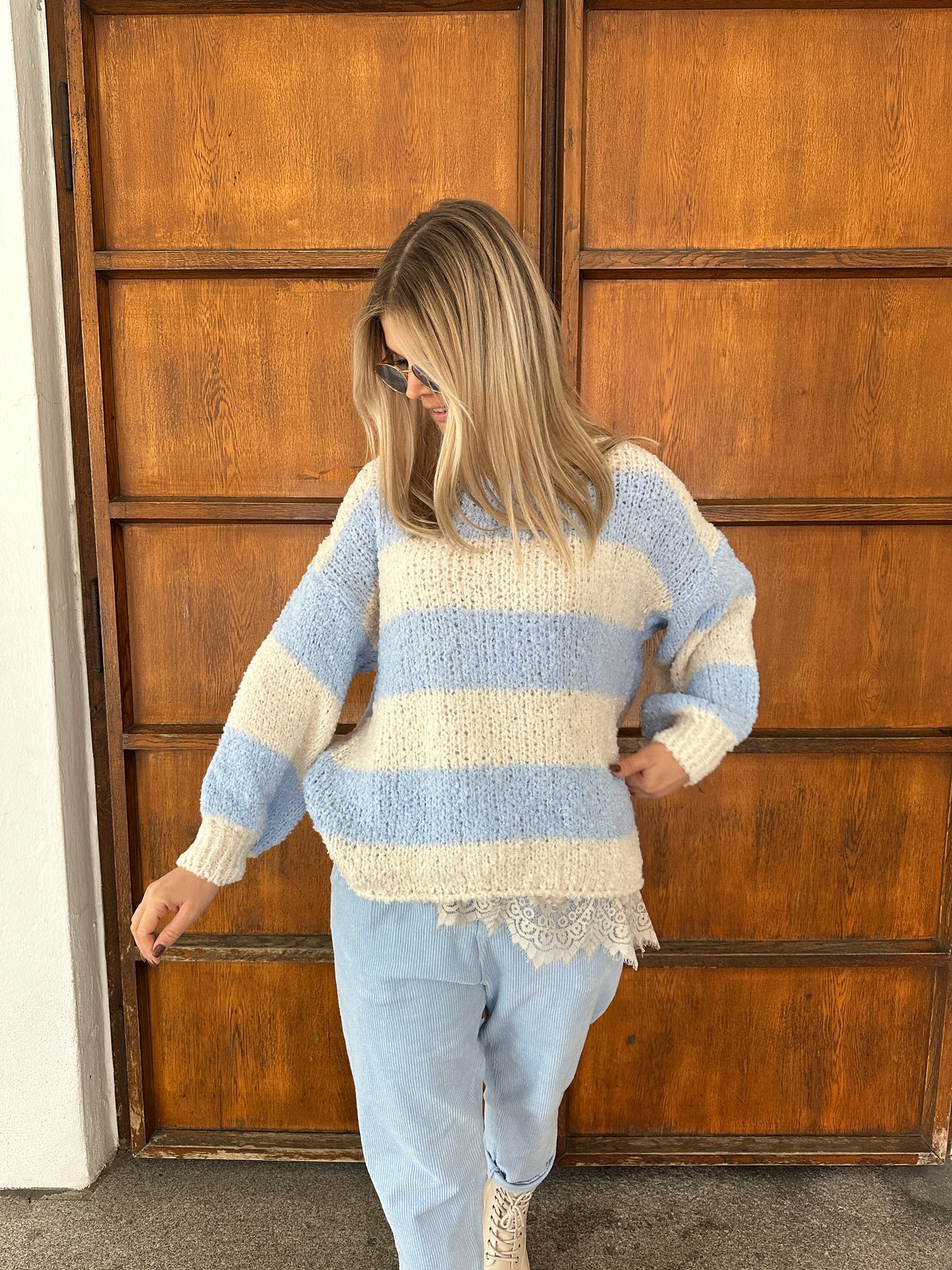 pullover in hellblau mit beige
