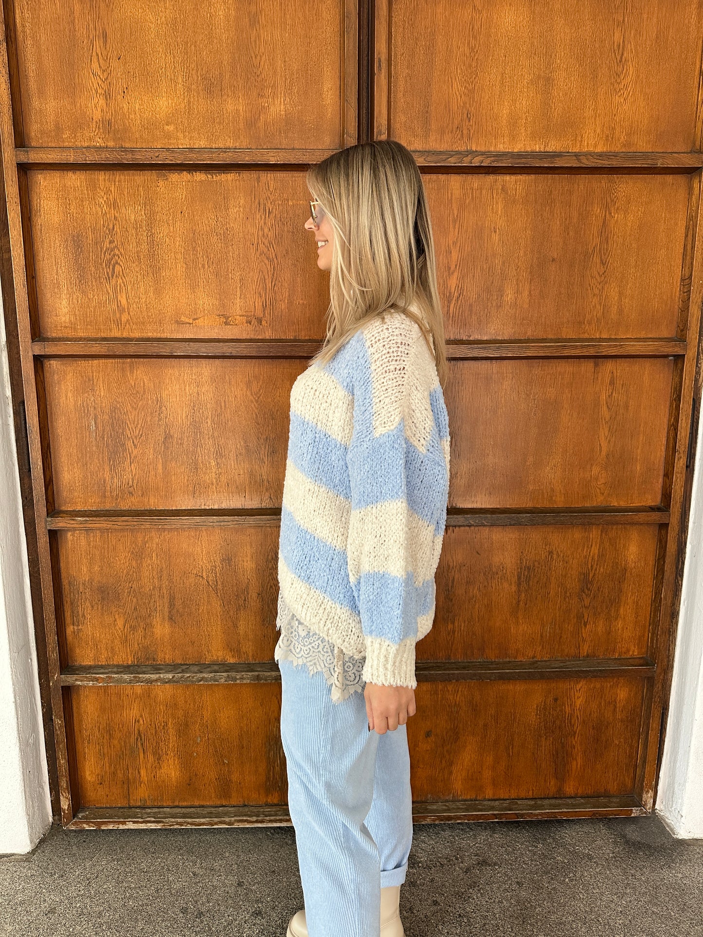pullover in hellblau mit beige