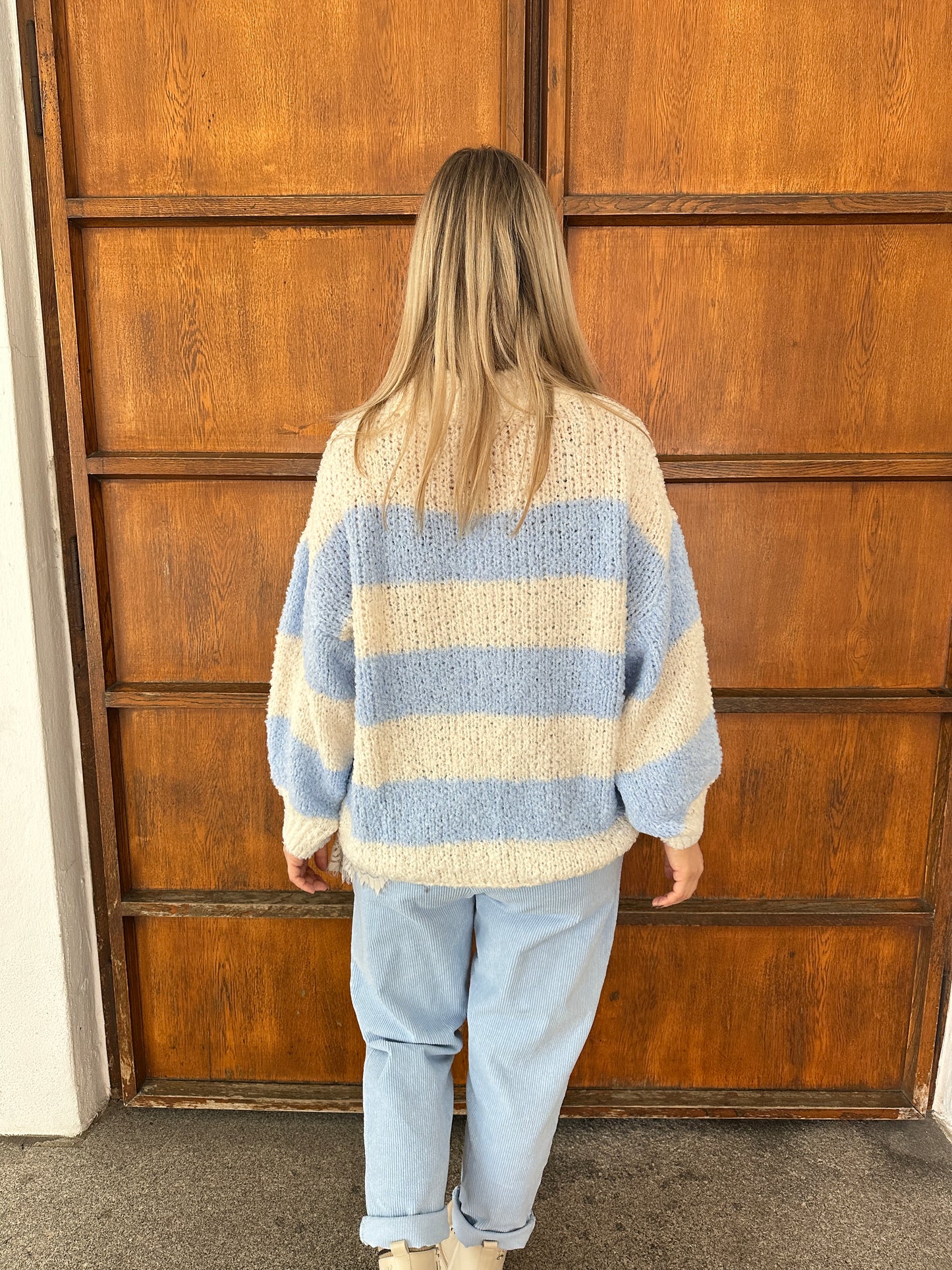 pullover in hellblau mit beige