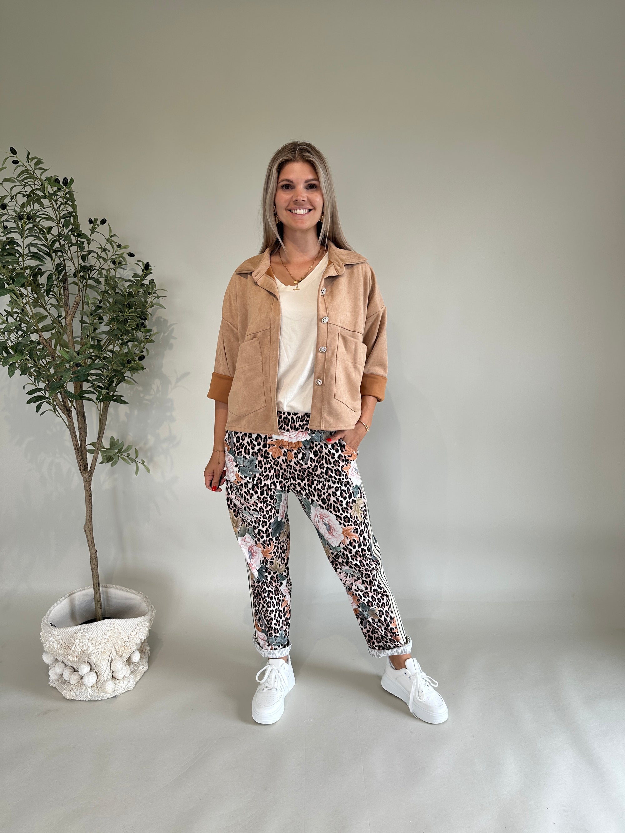 Hose mit Leo Muster und Blumen