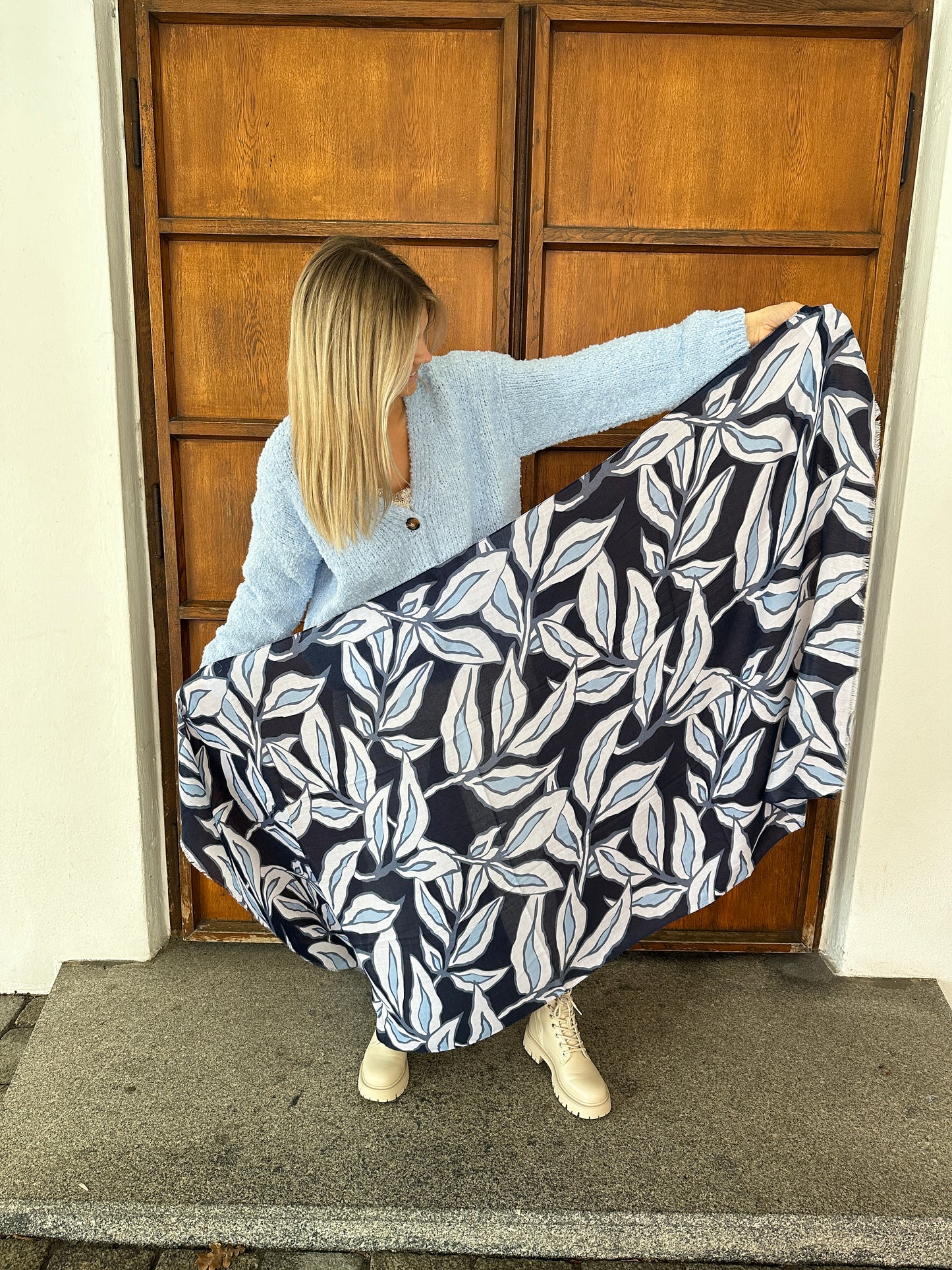 schal in dunkelblau/hellblau/wollweiß