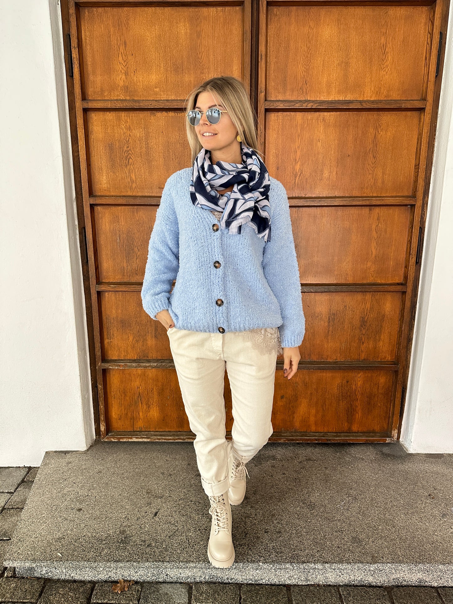 strickjacke in hellblau