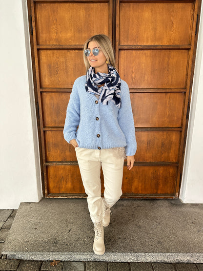 Strickjacke in Hellblau