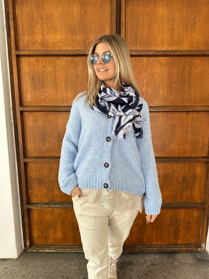 Strickjacke in Hellblau