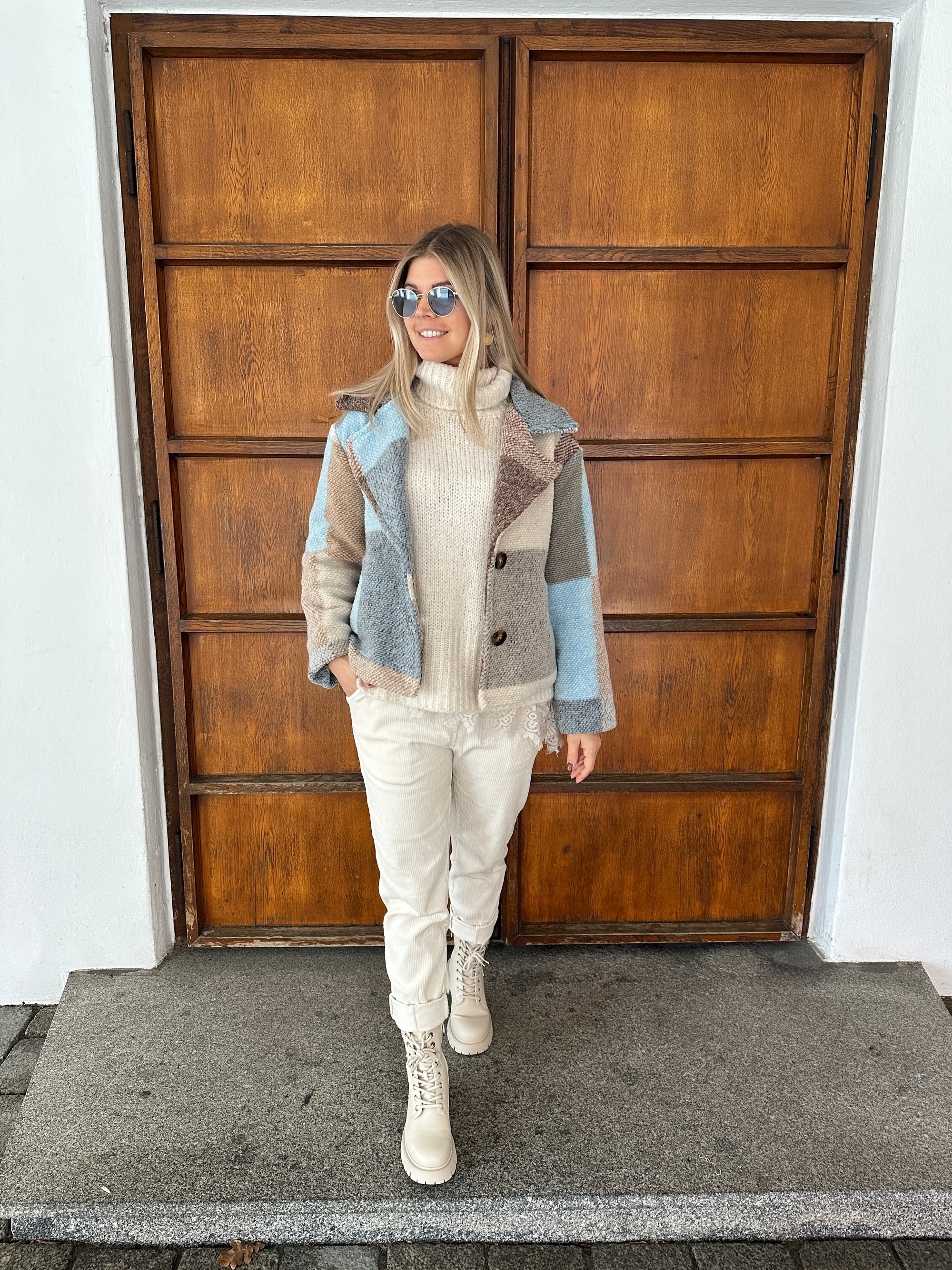 Pullover in Wollweiß mit  weitem Rollkragen